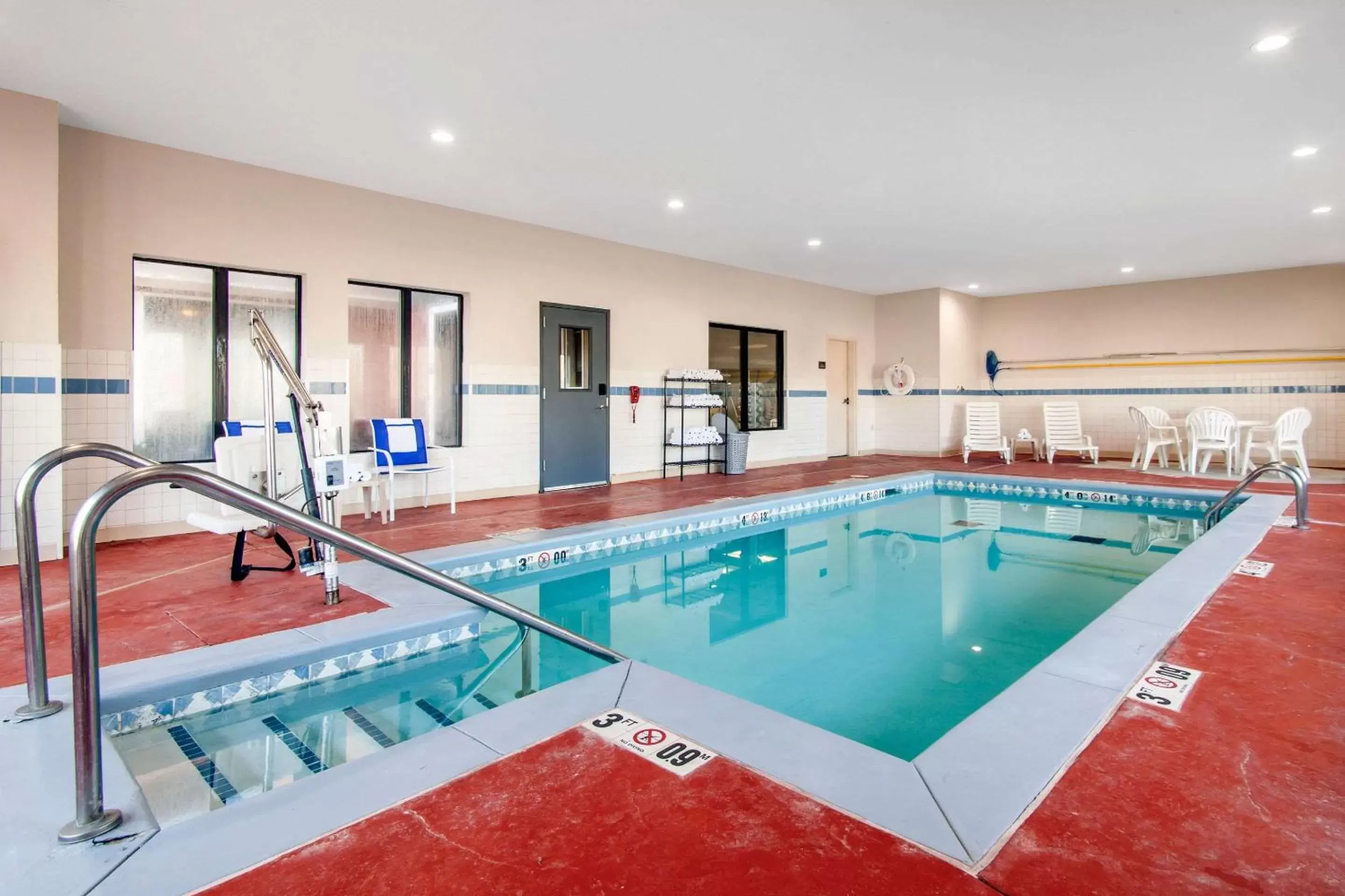 On site, Swimming Pool in Comfort Inn & Suites Norman near University