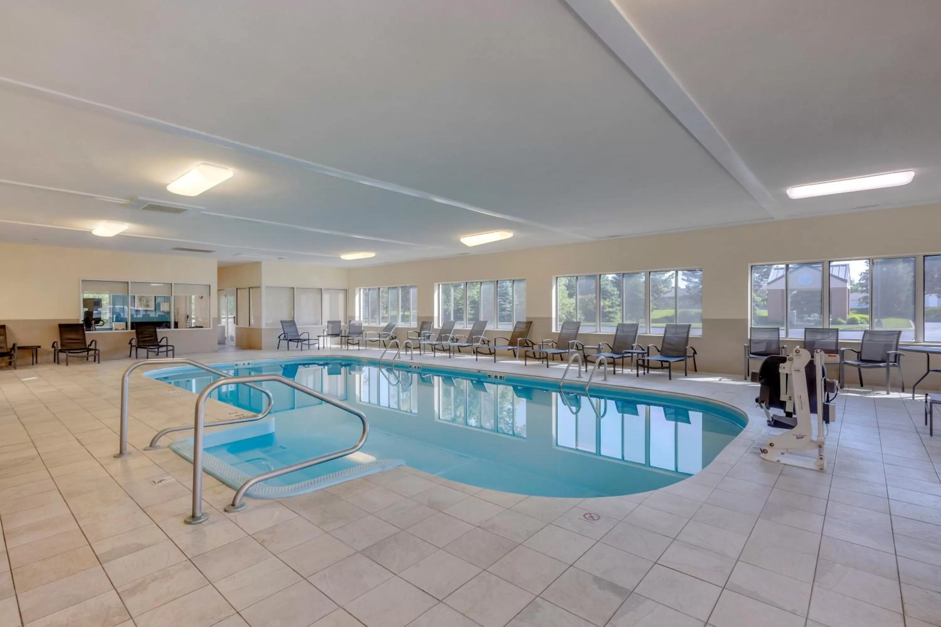 Swimming pool in Quality Inn & Suites Sandusky