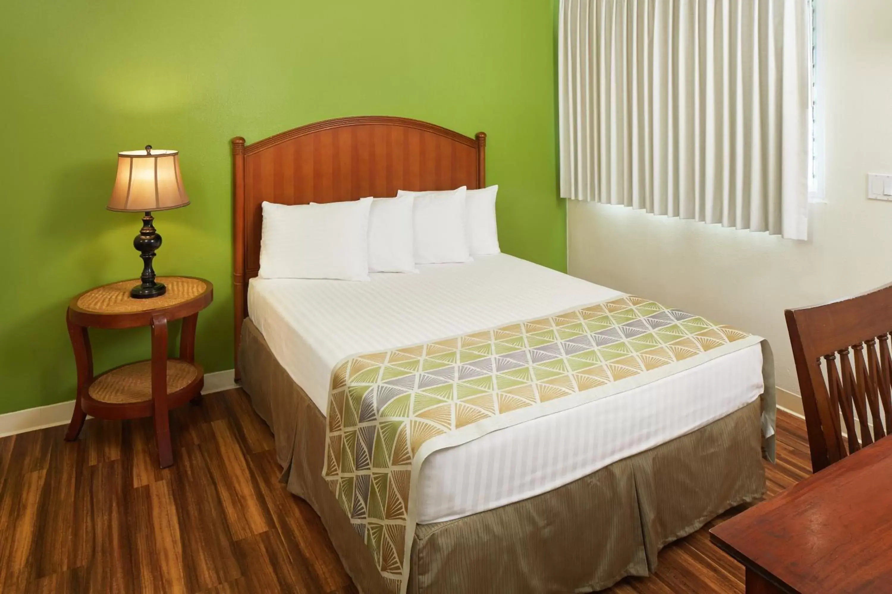 Bedroom, Bed in Pacific Marina Inn
