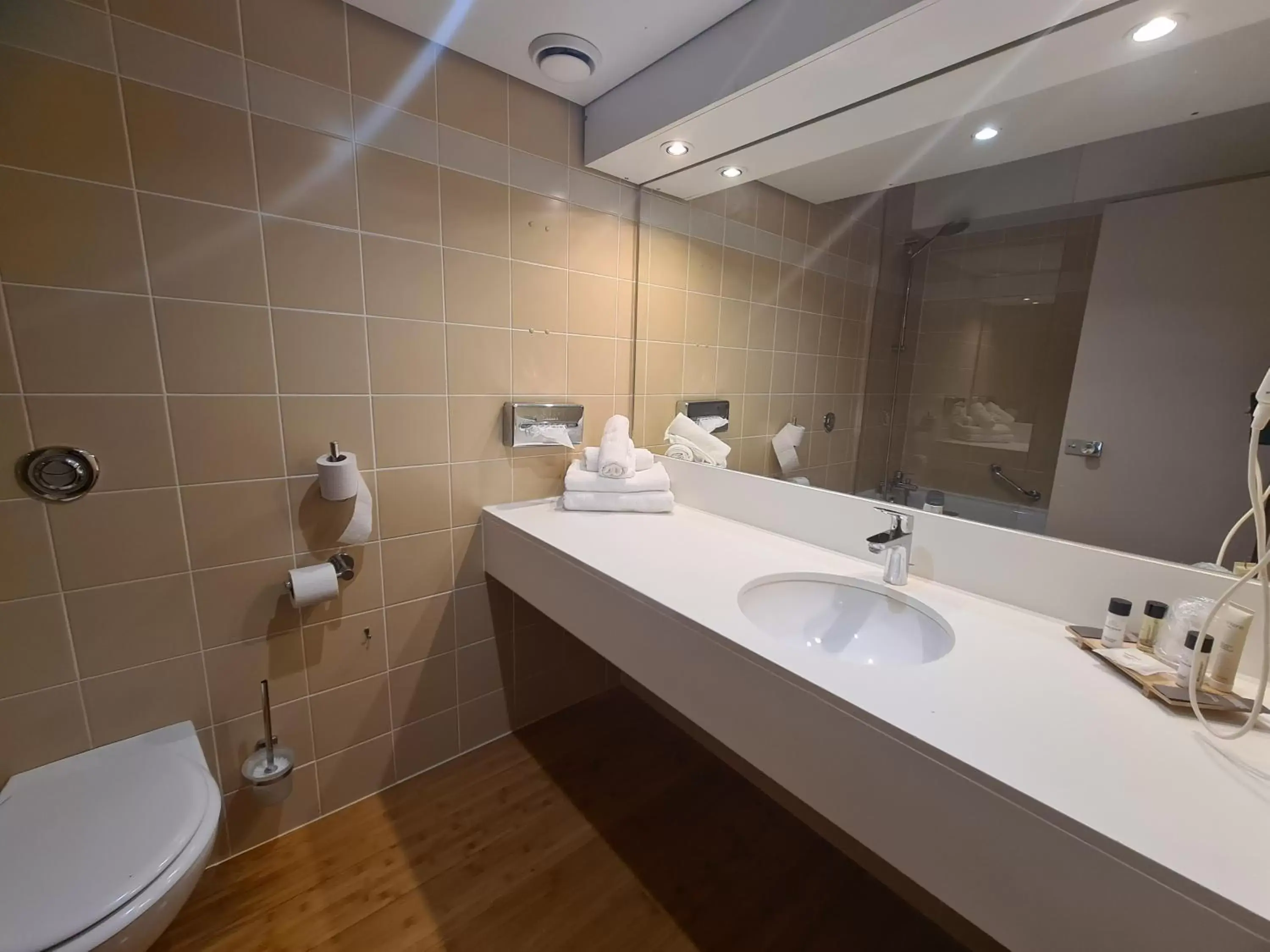Bathroom in HÔTEL C SUITES chambres spacieuses