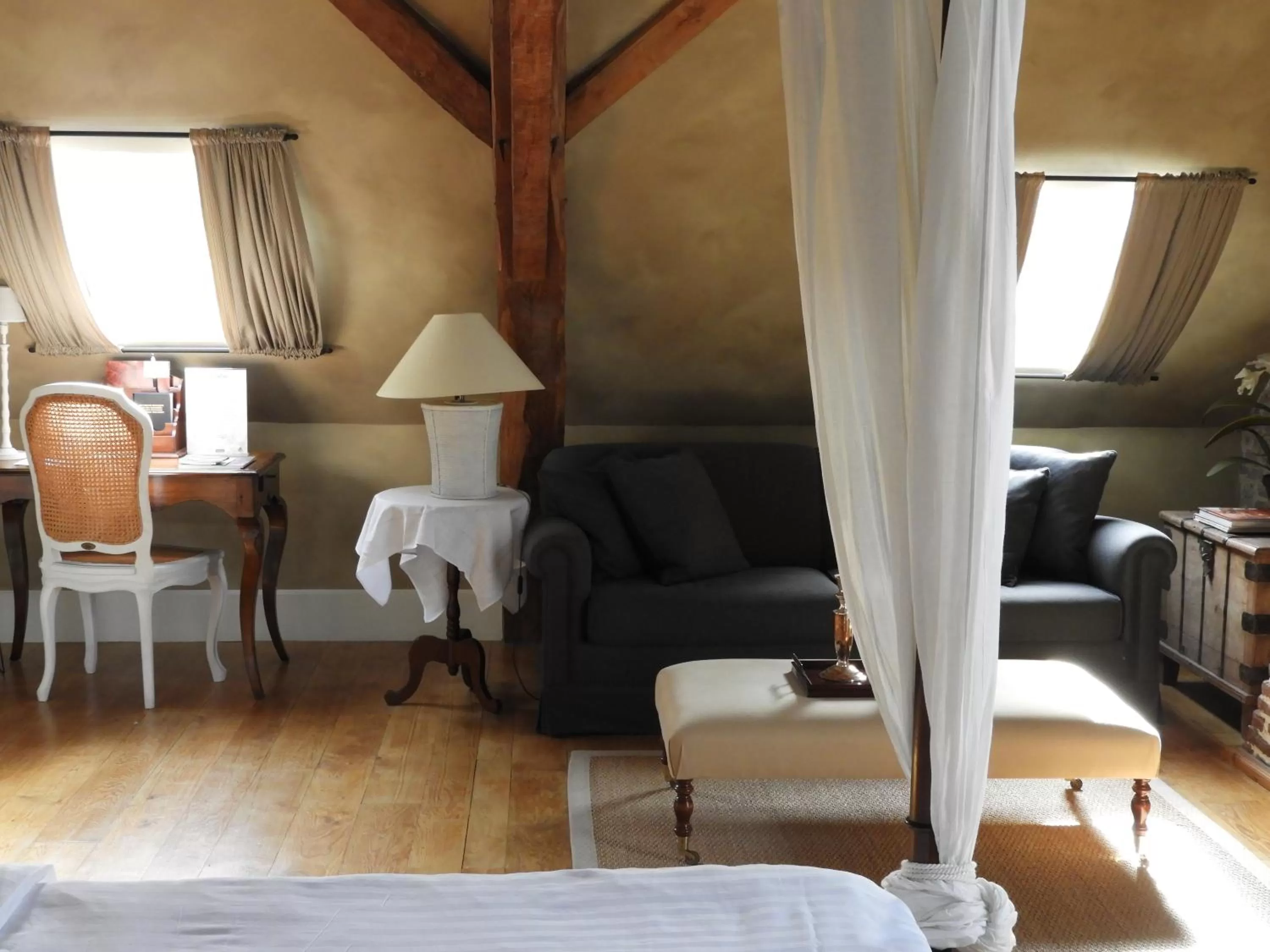 Seating area, Bed in Hotel Recour