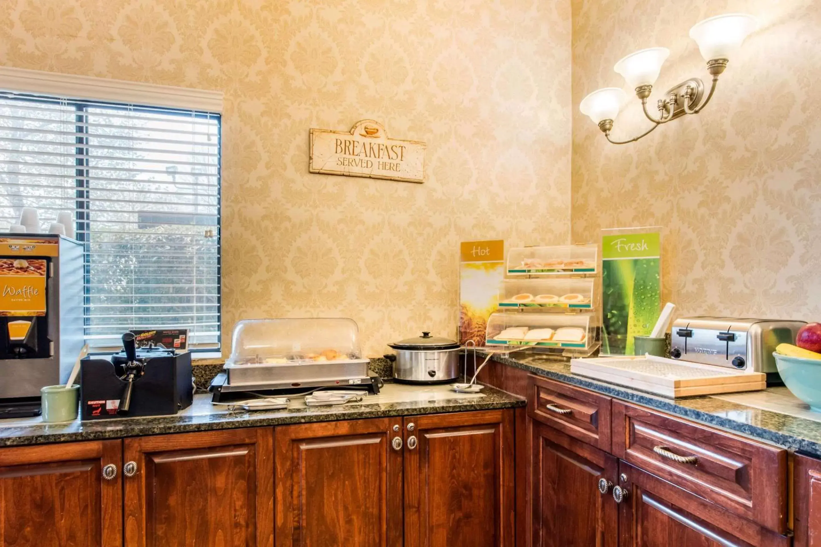 Restaurant/places to eat, Kitchen/Kitchenette in Quality Inn Pelham I-65 exit 246