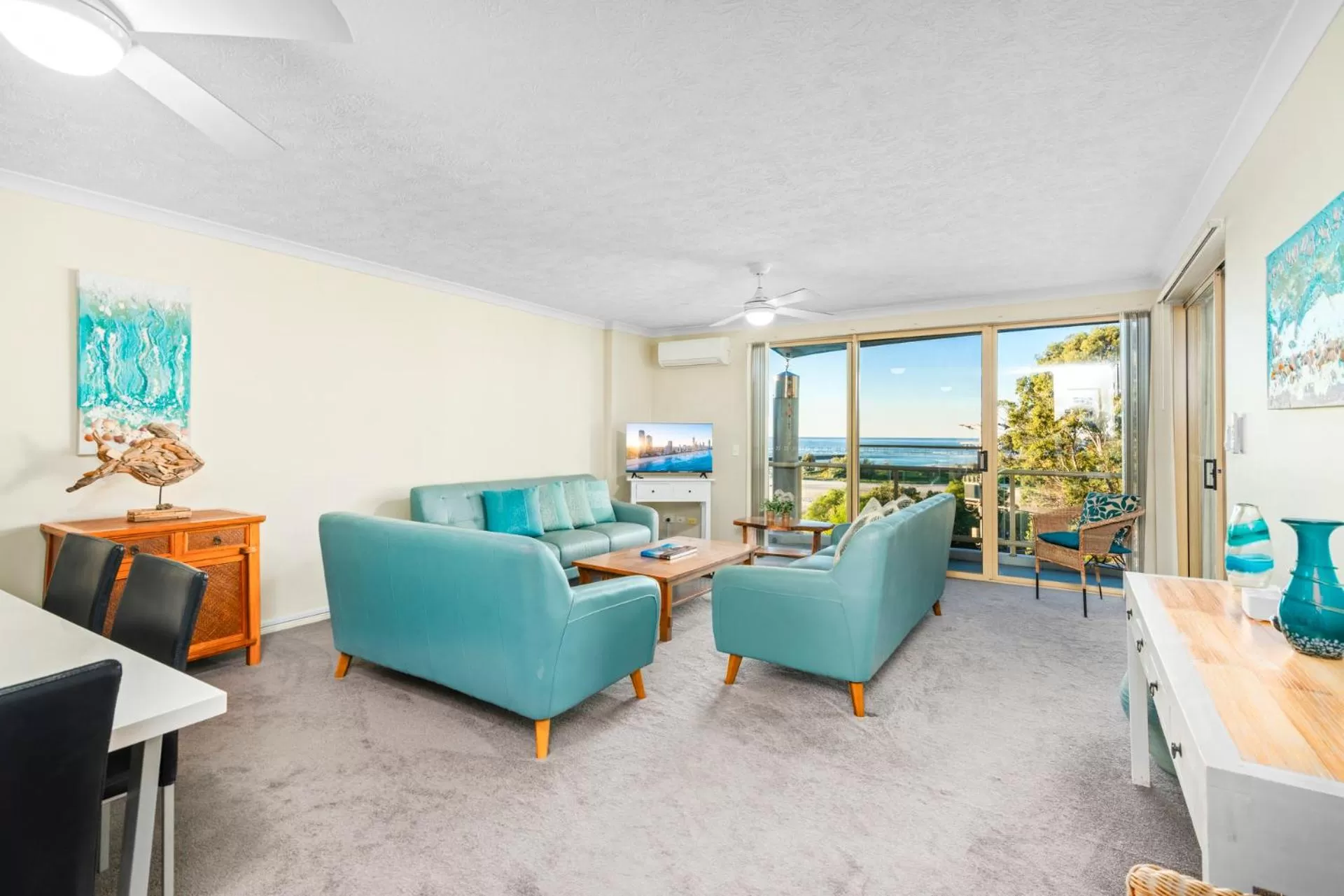 Communal lounge/ TV room in Little Cove Currumbin