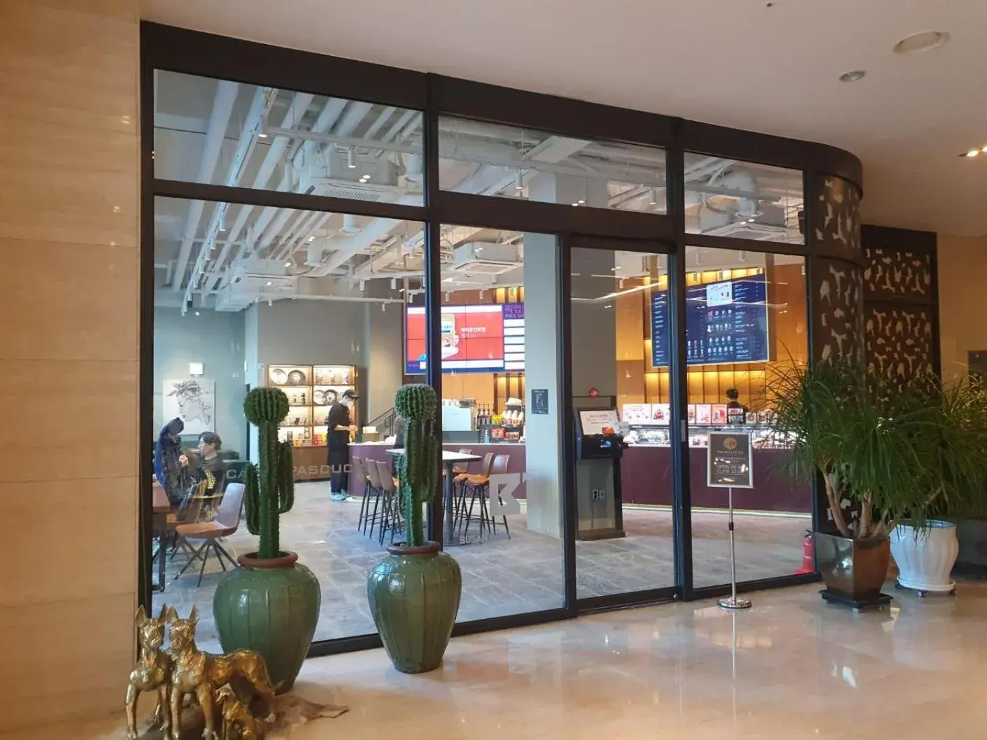 Restaurant/places to eat in Busan Business Hotel