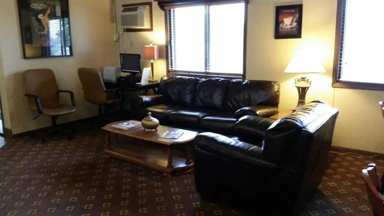 Living room, Seating Area in AmericInn by Wyndham Forest Lake