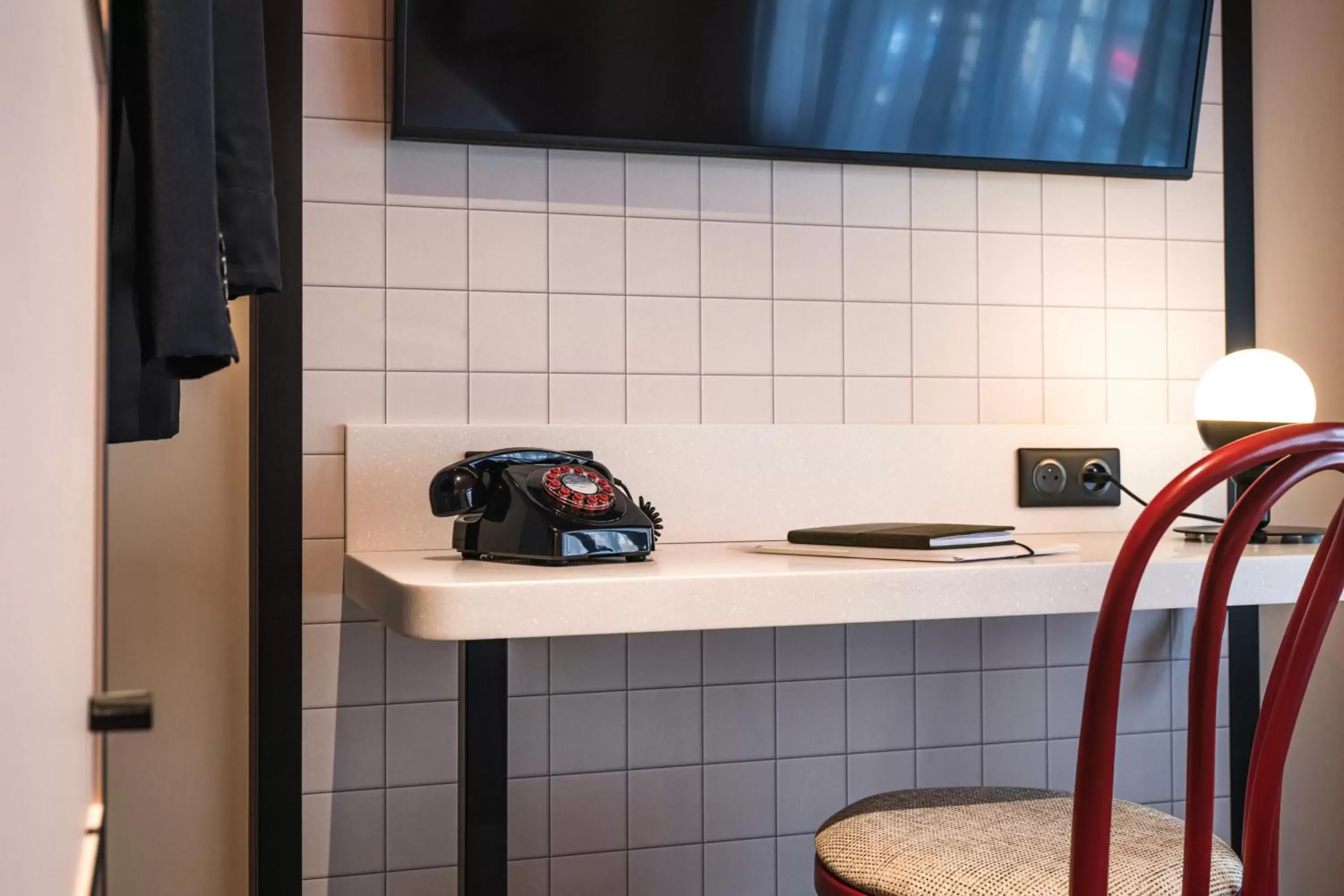 Seating area, Kitchen/Kitchenette in Le Grand Hotel