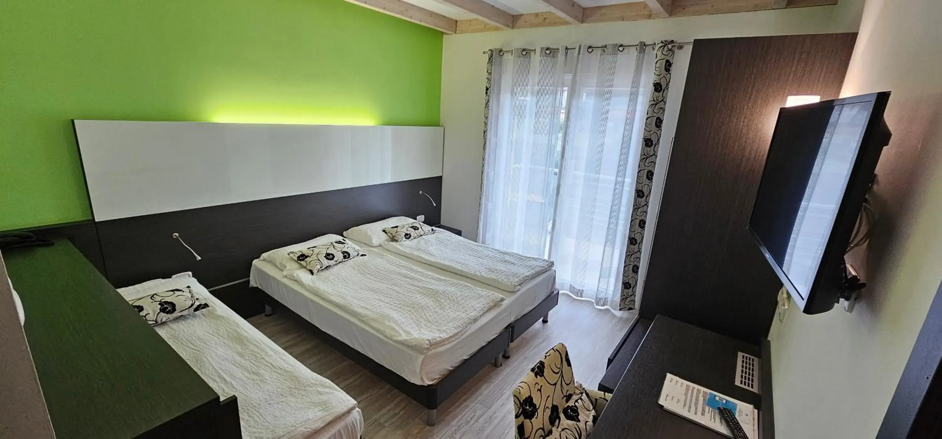 TV and multimedia, Bed in Ecohotel Primavera