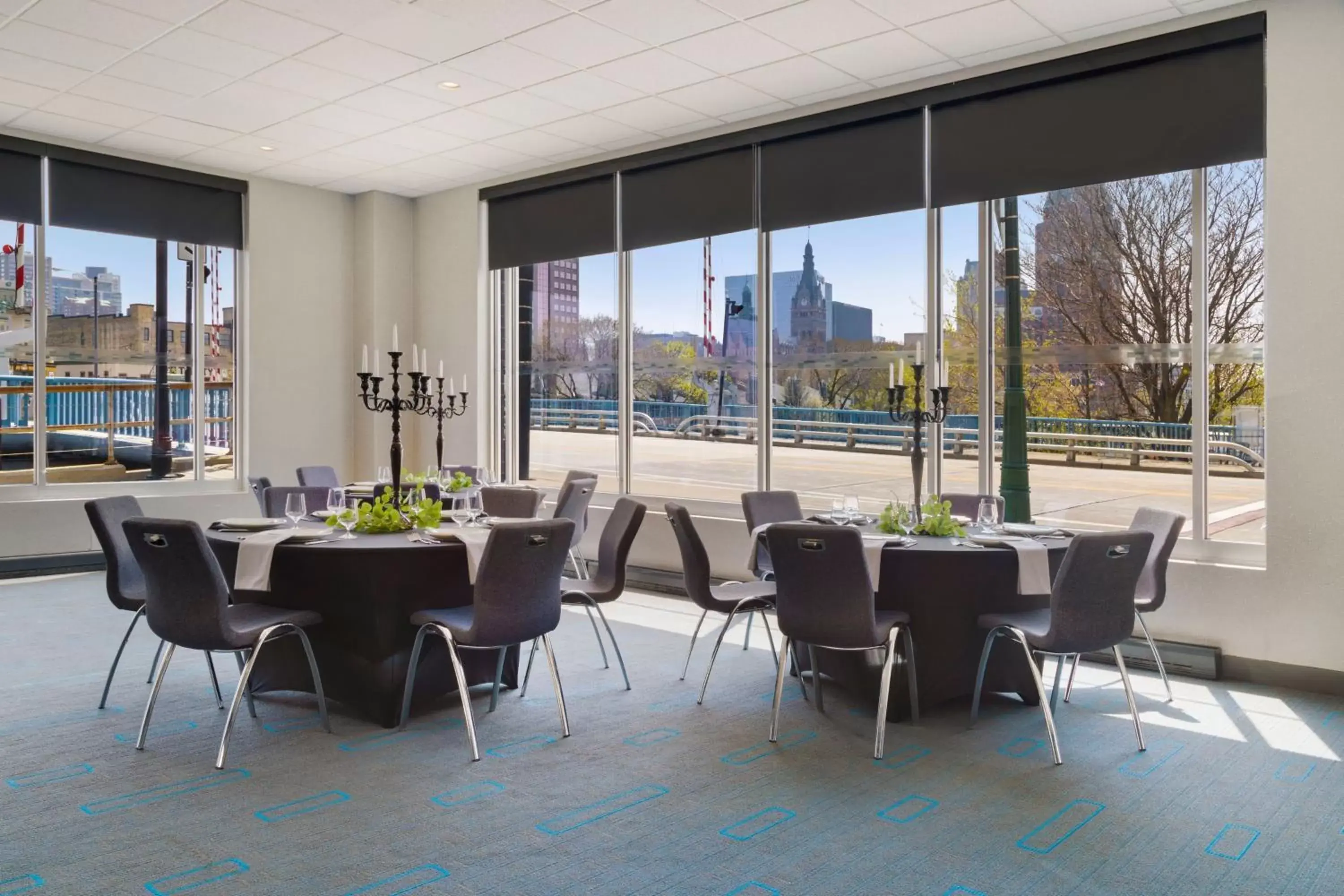 Meeting/conference room, Restaurant/Places to Eat in aloft Hotel Milwaukee Downtown