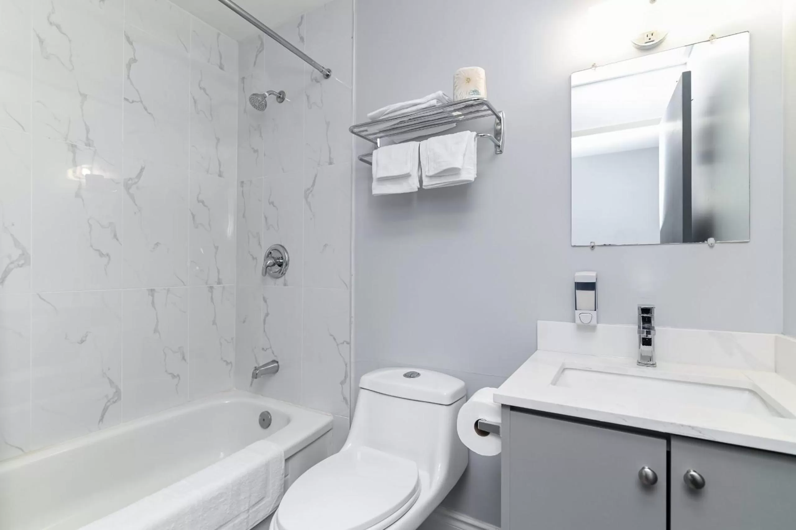 Shower in Lakeside Inn