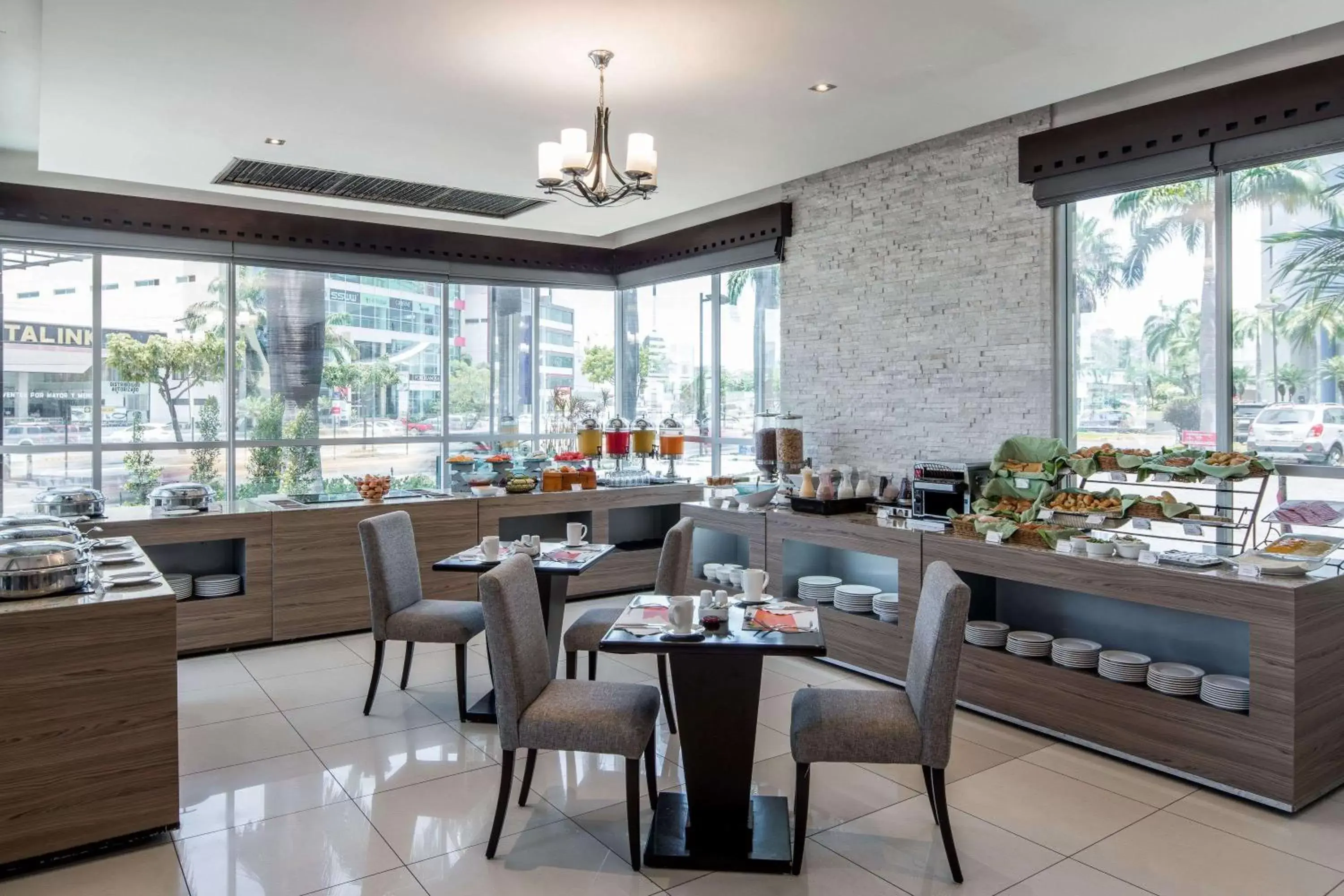 Restaurant/Places to Eat in Wyndham Garden Guayaquil