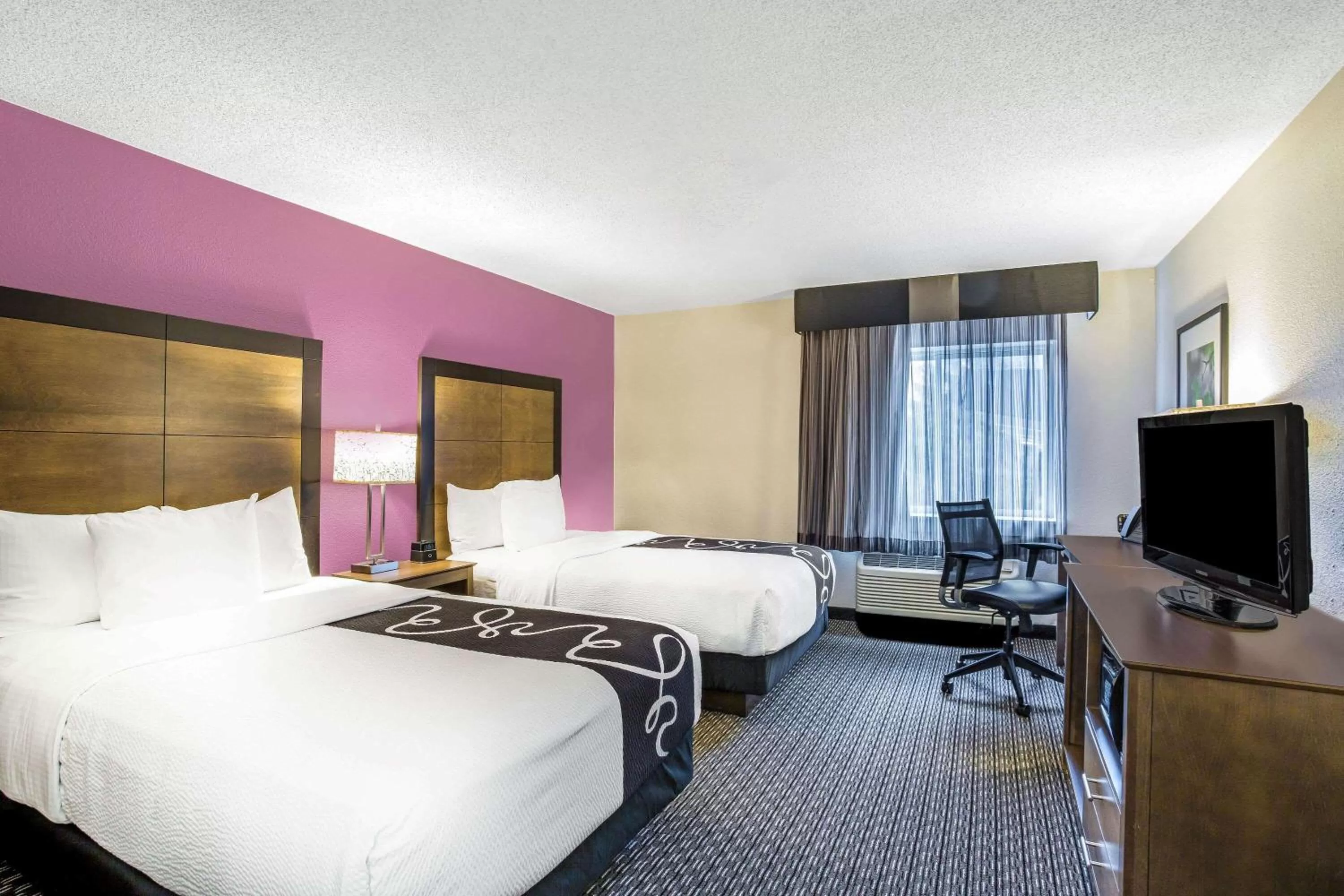 Photo of the whole room, Bed in La Quinta by Wyndham Hartford Bradley Airport