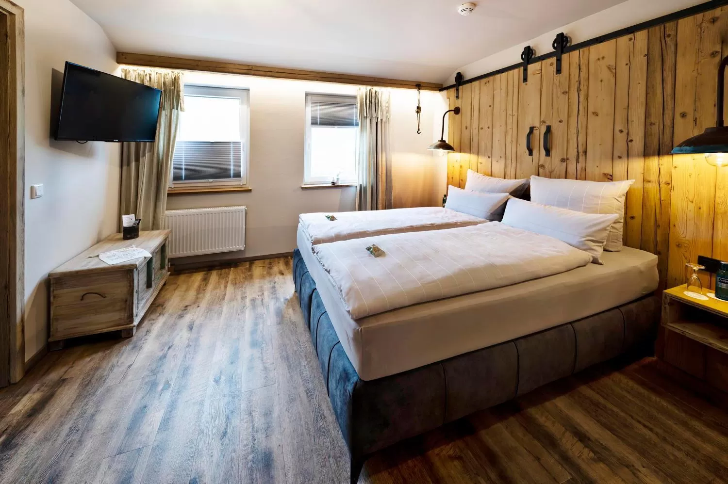 Photo of the whole room, Bed in Die Sperre