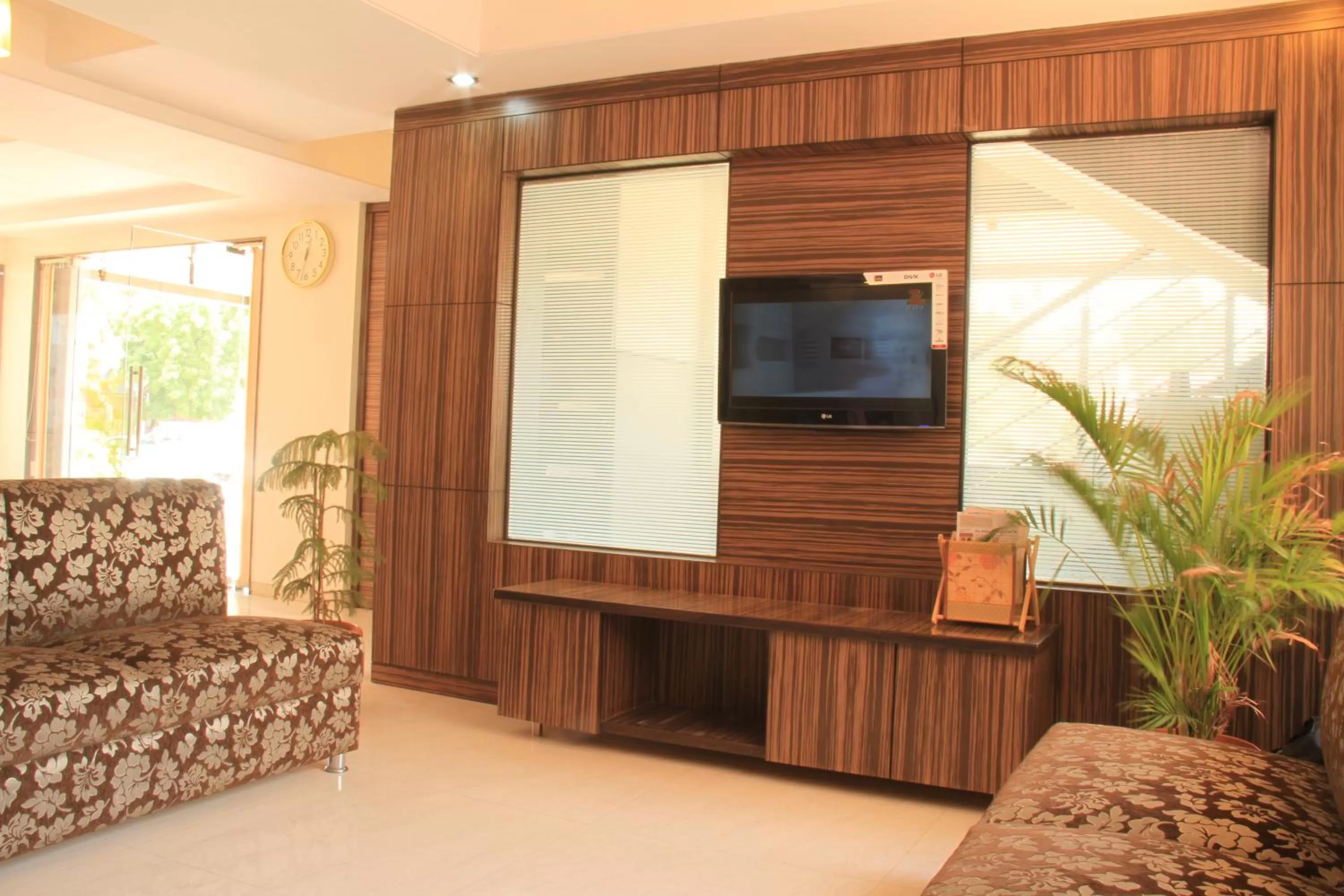 Communal lounge/ TV room in Hotel Sai Gurusthan