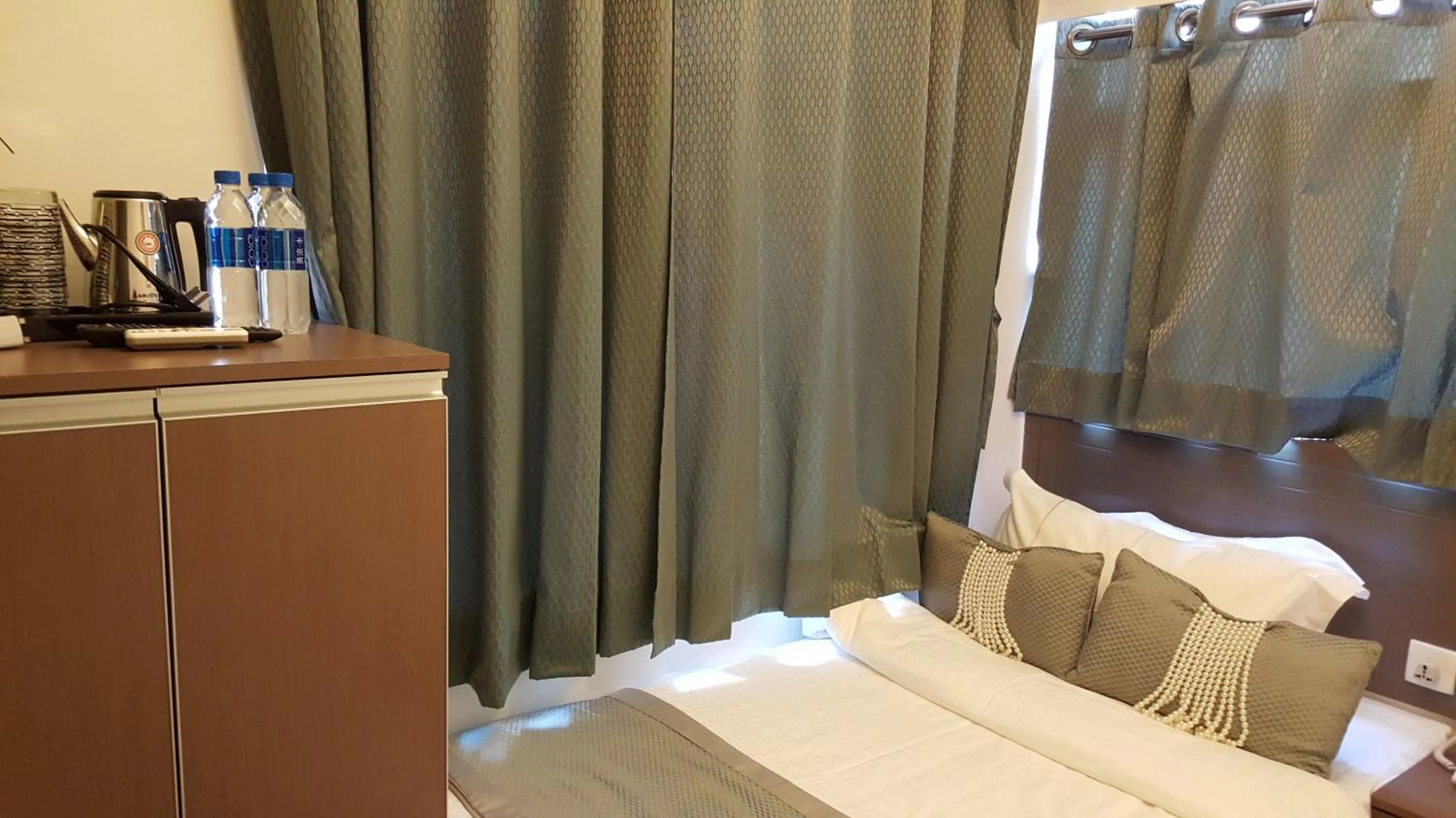 Bed in Seasons Hotel - Causeway Bay