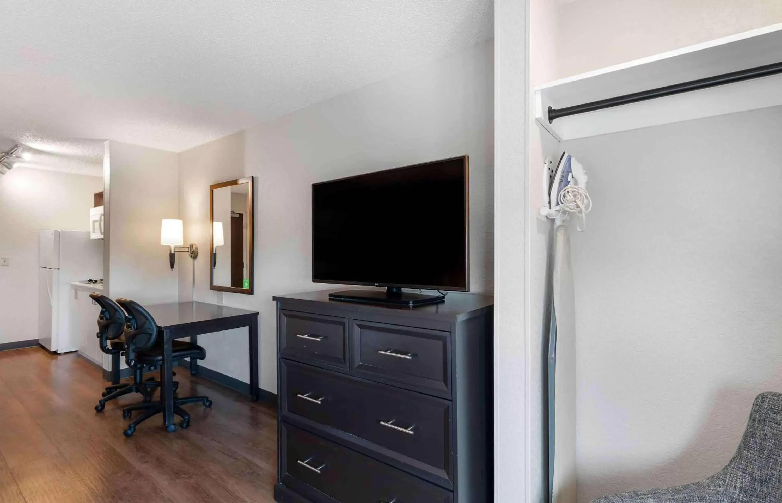 Bedroom, TV/Entertainment Center in Extended Stay America Premier Suites - Miami - Downtown Brickell - Cruise Port
