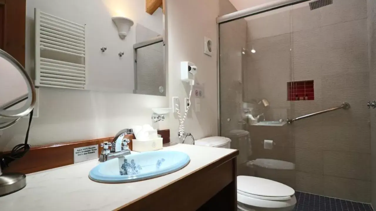 Shower, Bathroom in Hotel Casa de Familia de San Cristobal