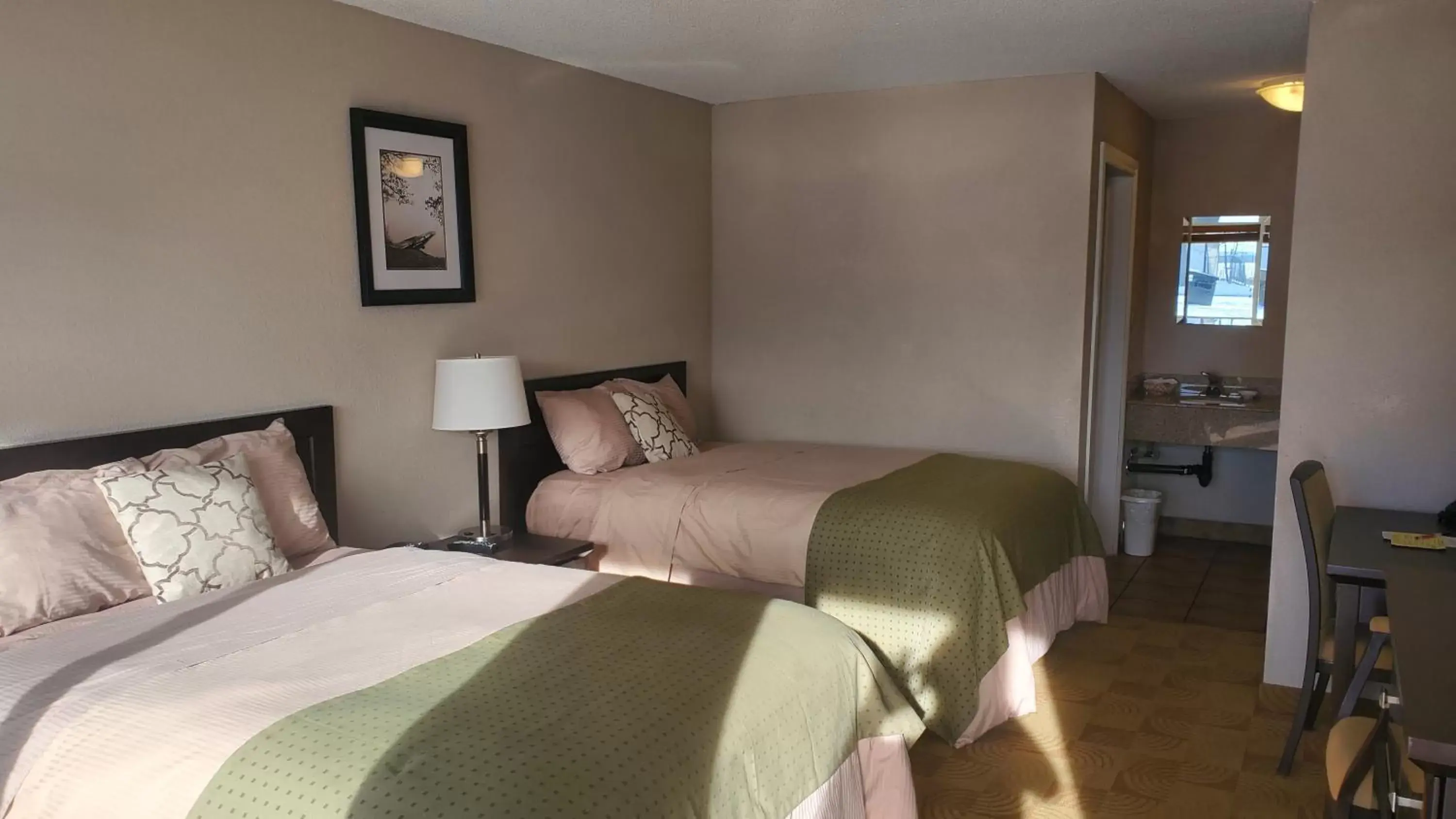 Bed in Shoreside Inn & Suites