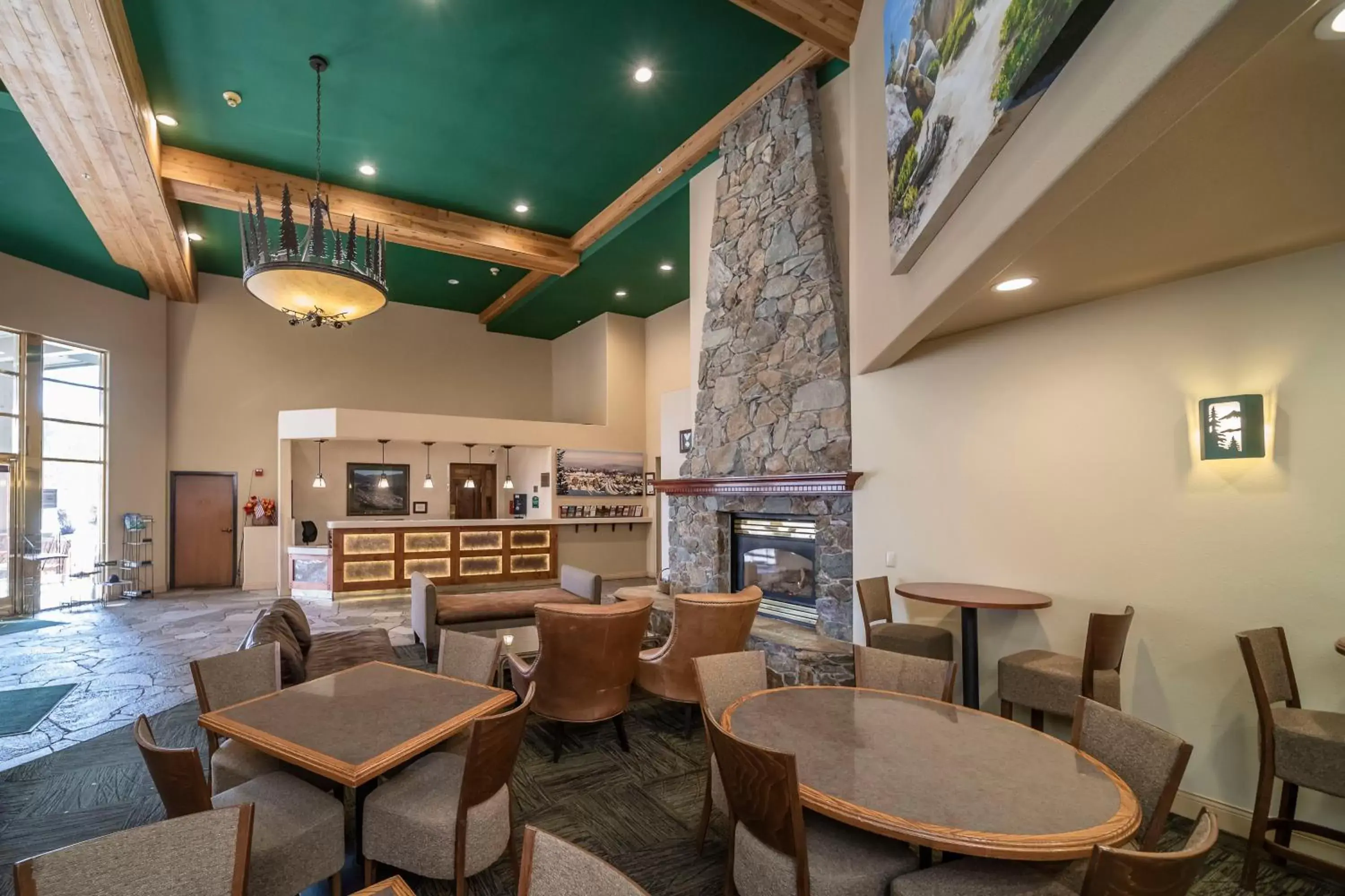 Lobby or reception, Lounge/Bar in Truckee Donner Lodge