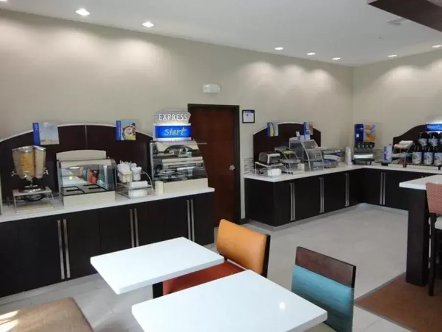 Breakfast, Restaurant/Places to Eat in Holiday Inn Express Kenedy, an IHG Hotel