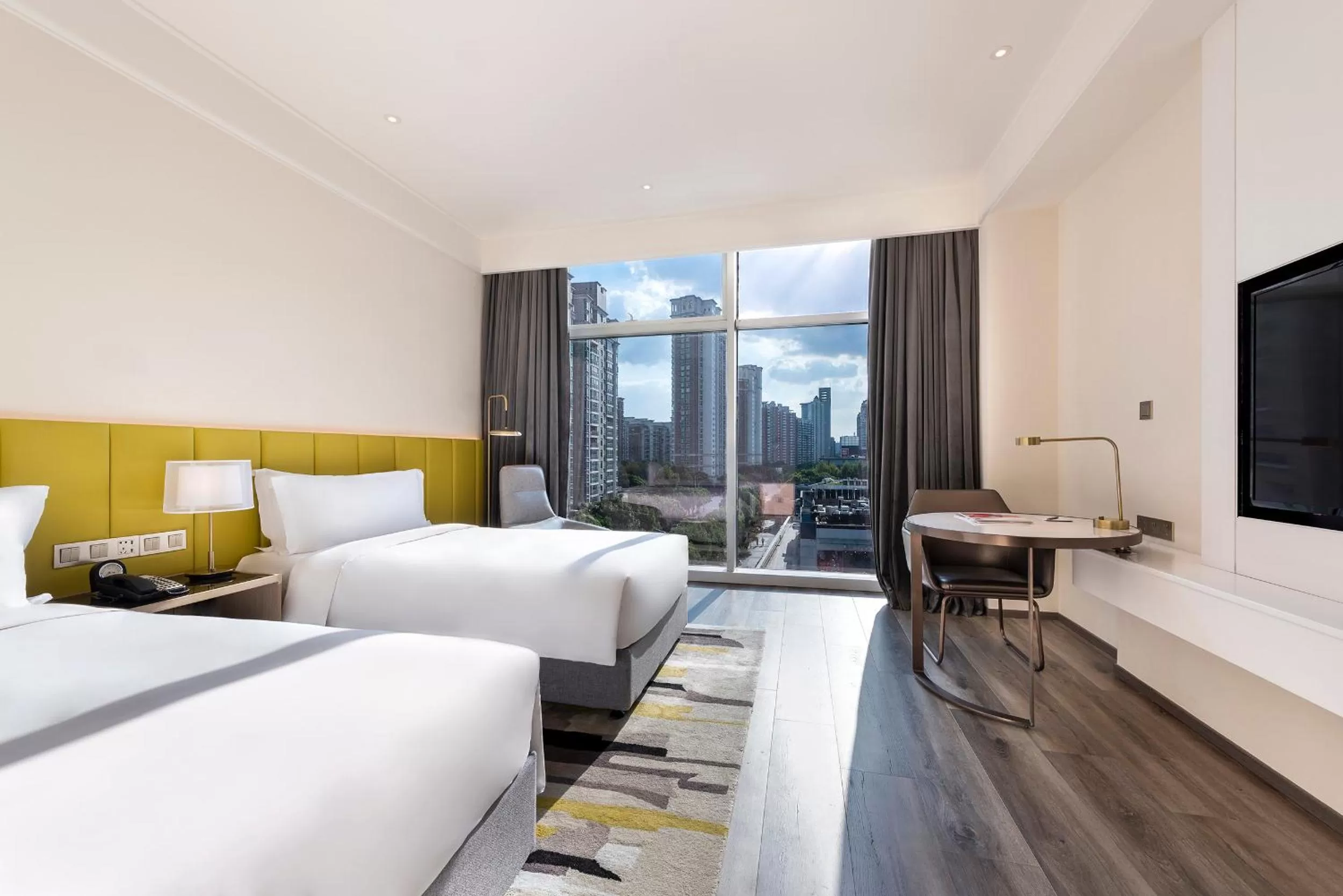 Photo of the whole room, Bed in Grand Mercure Shanghai Century Park- Free Shuttle Bus to SNIEC