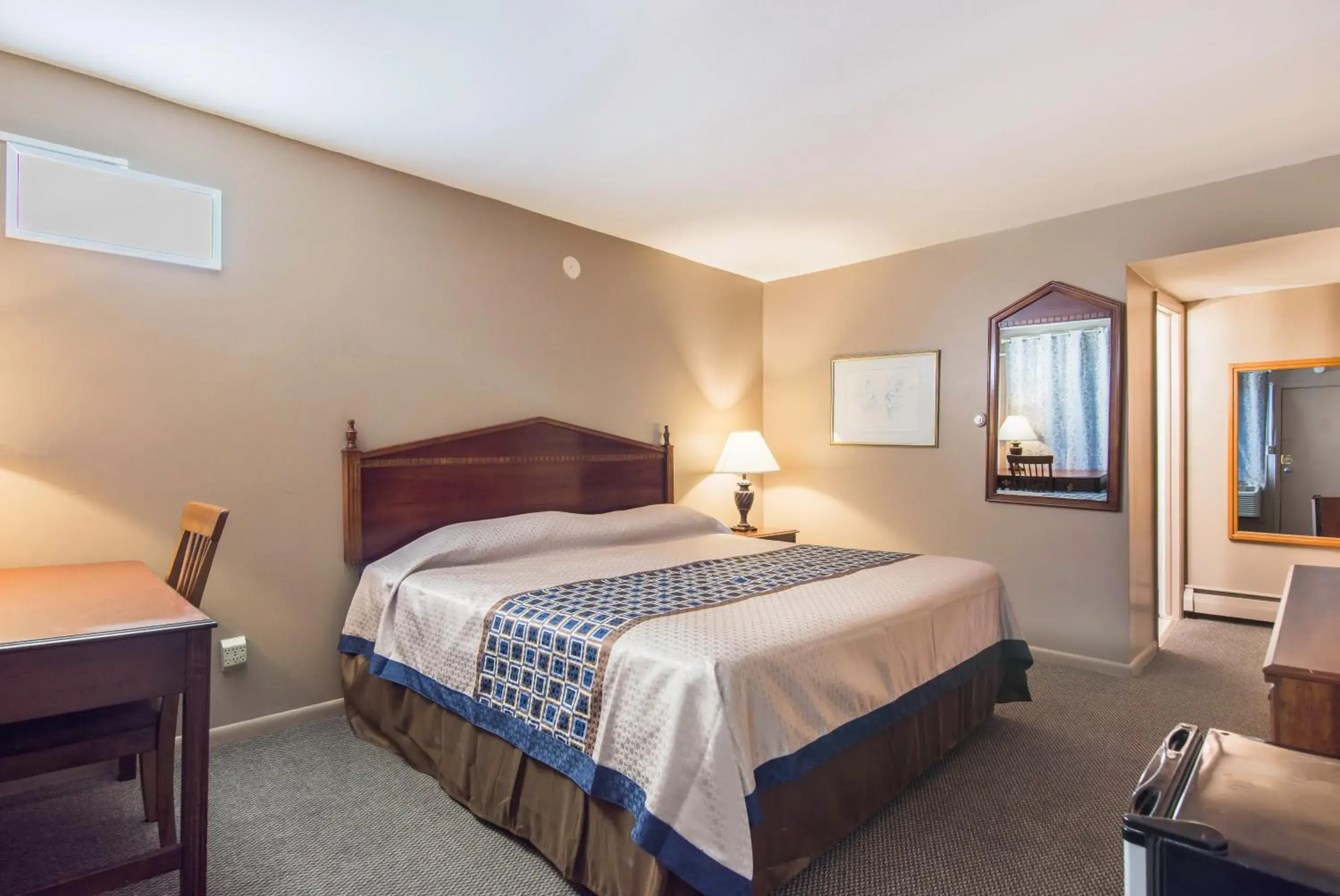 Double Room with Two Double Beds - Non-Smoking in Knights Inn Amsterdam Double Room with Two Double Beds - Non-Smoking in Knights Inn Amsterdam