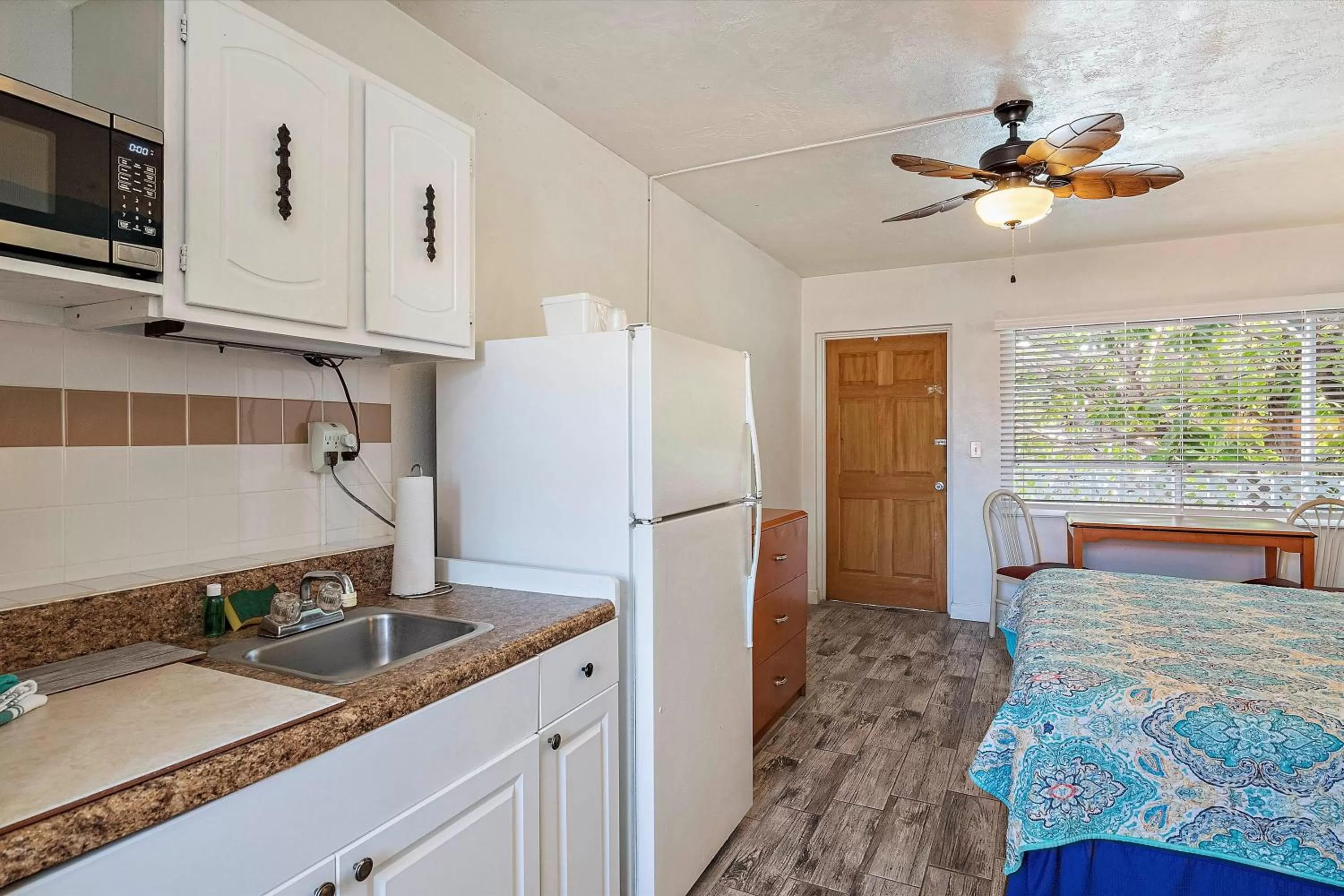 Kitchen or kitchenette, Bed in Malibu Resort Motel