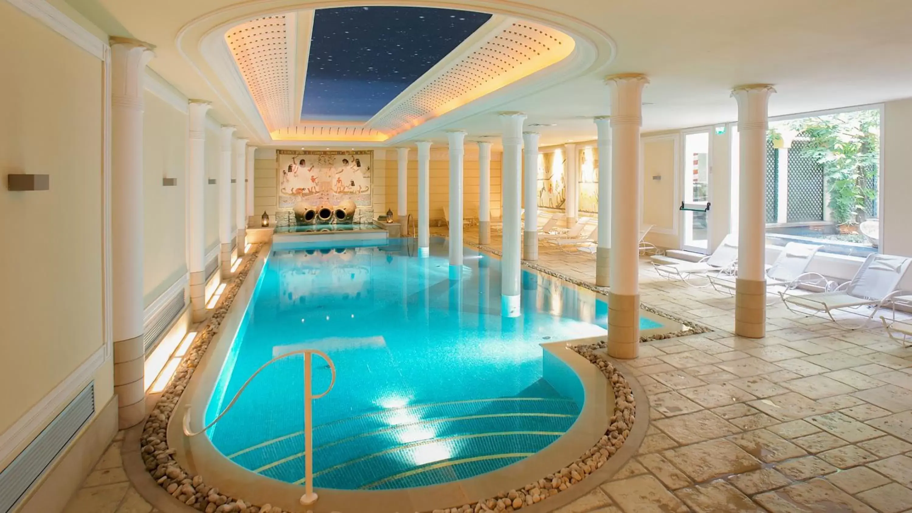 Swimming Pool in Hotel Victoria & Iside Spa