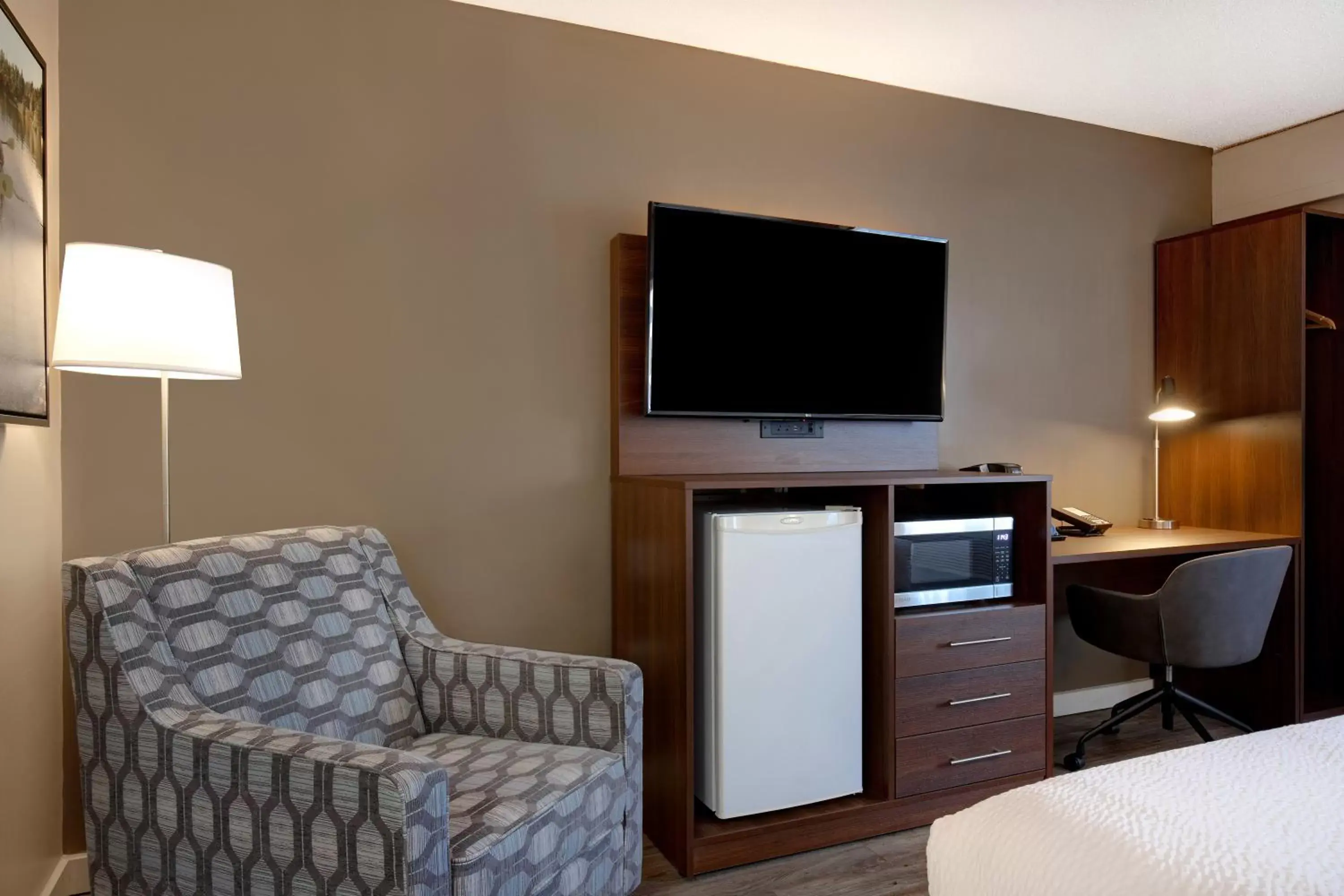 Photo of the whole room, TV/Entertainment Center in Days Inn by Wyndham Victoria Uptown