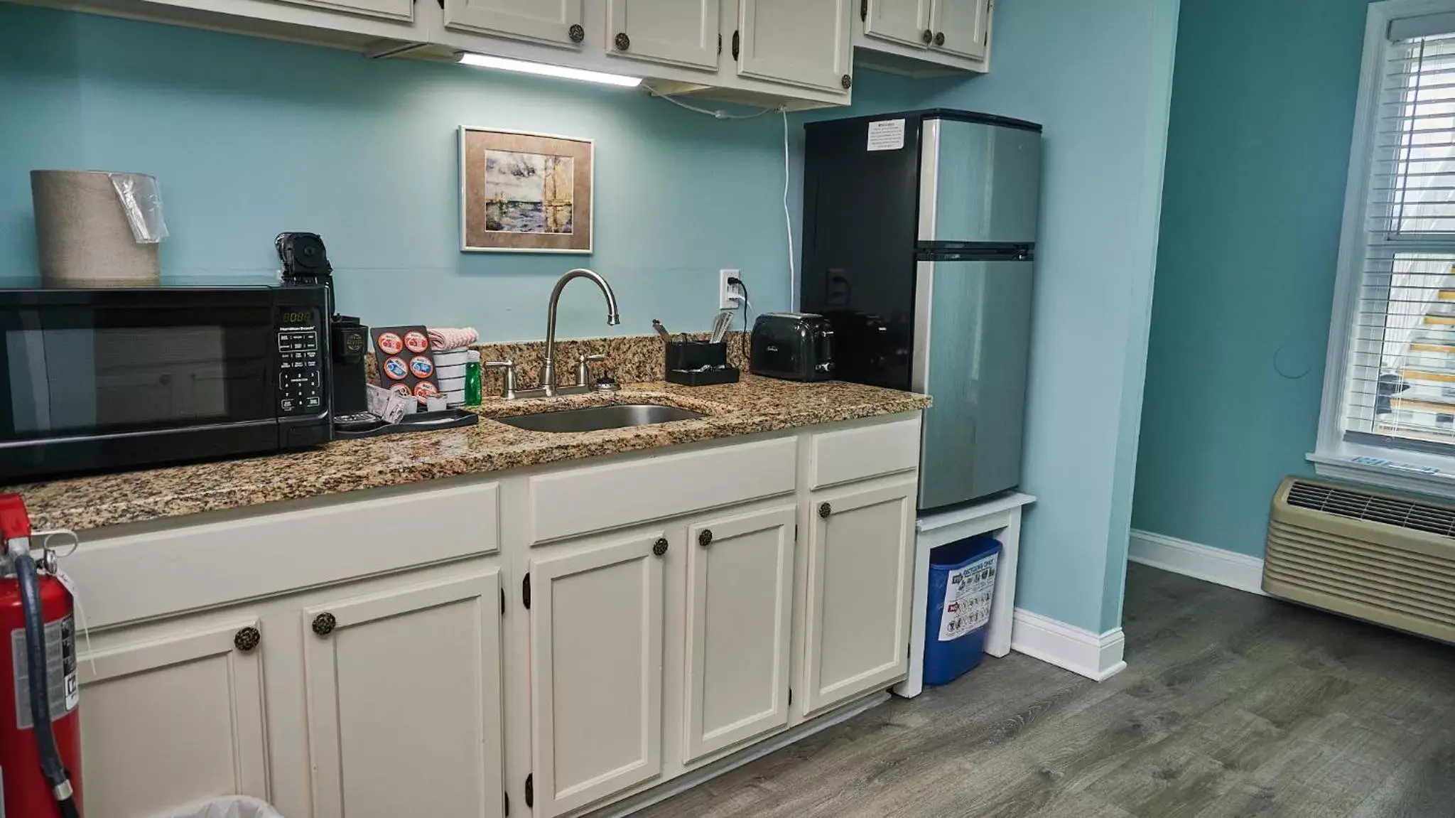 Coffee/tea facilities, Kitchen/Kitchenette in The Saint Augustine Beach House