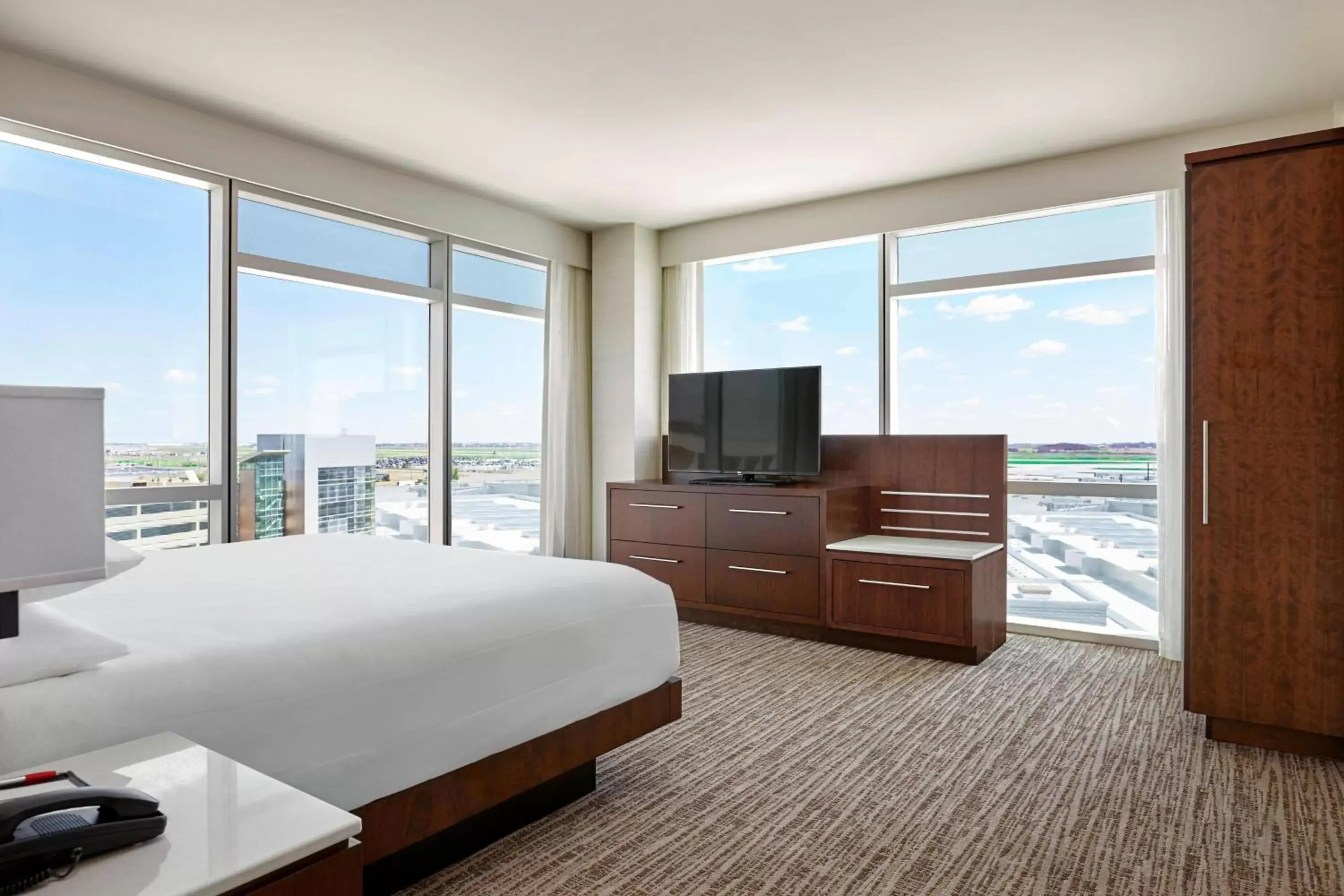 Bedroom in Calgary Airport Marriott In-Terminal Hotel