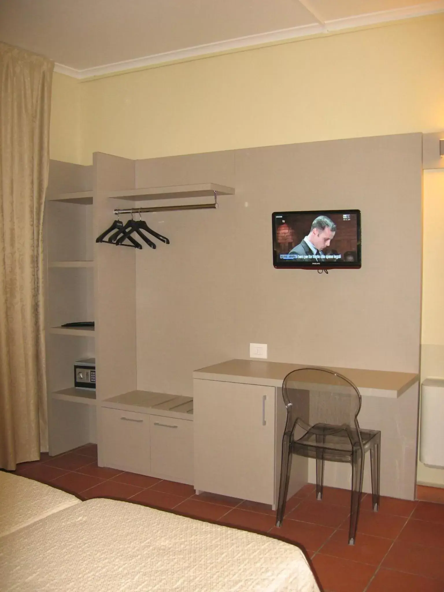 Bed, TV/Entertainment Center in Albergo Firenze