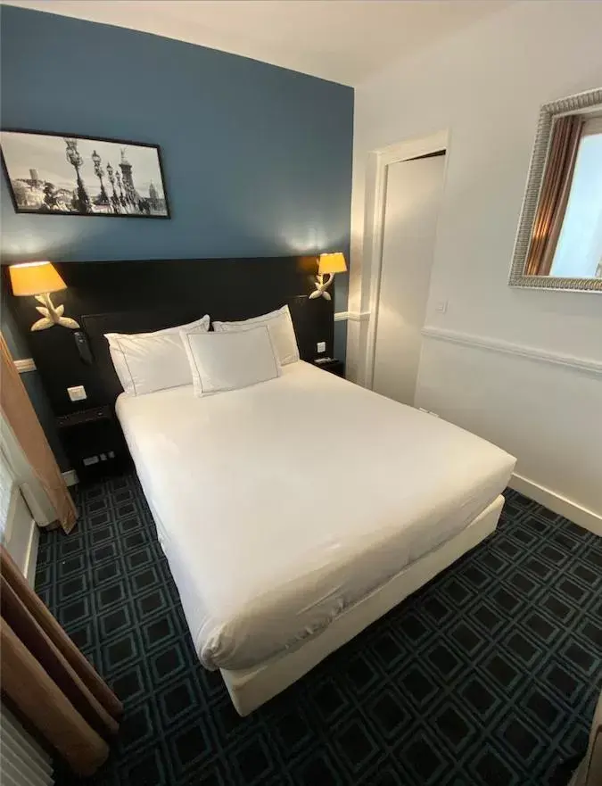 Bed, Room Photo in Hôtel Etoile Trocadéro