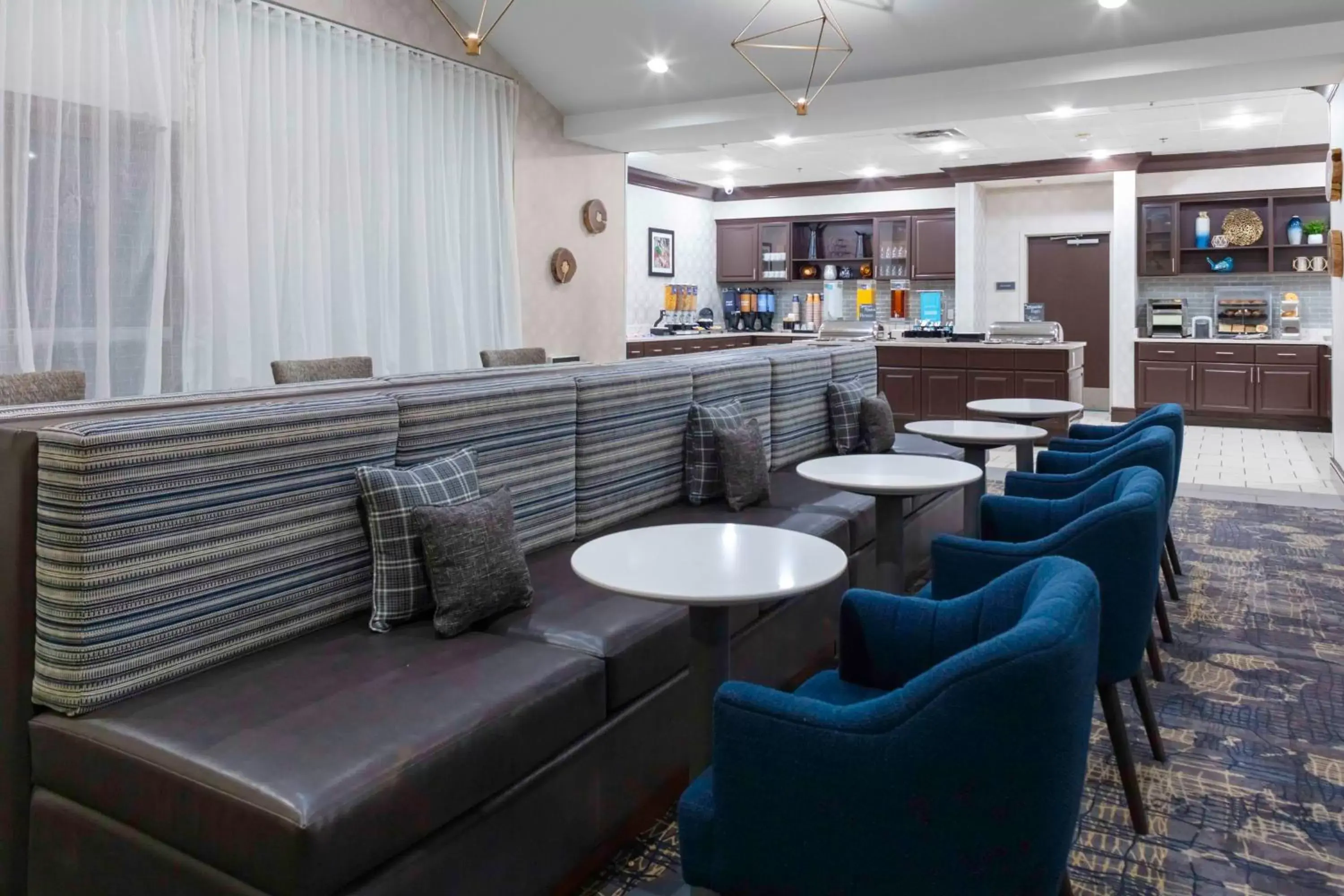 Breakfast, Lounge/Bar in Homewood Suites by Hilton St. Louis - Galleria