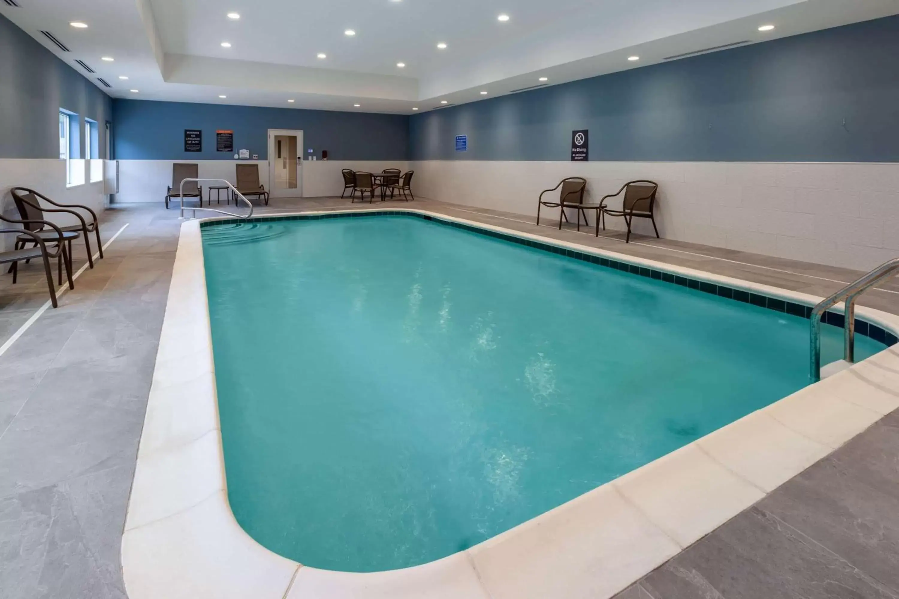 Pool view, Swimming Pool in La Quinta Inn & Suites by Wyndham Middletown