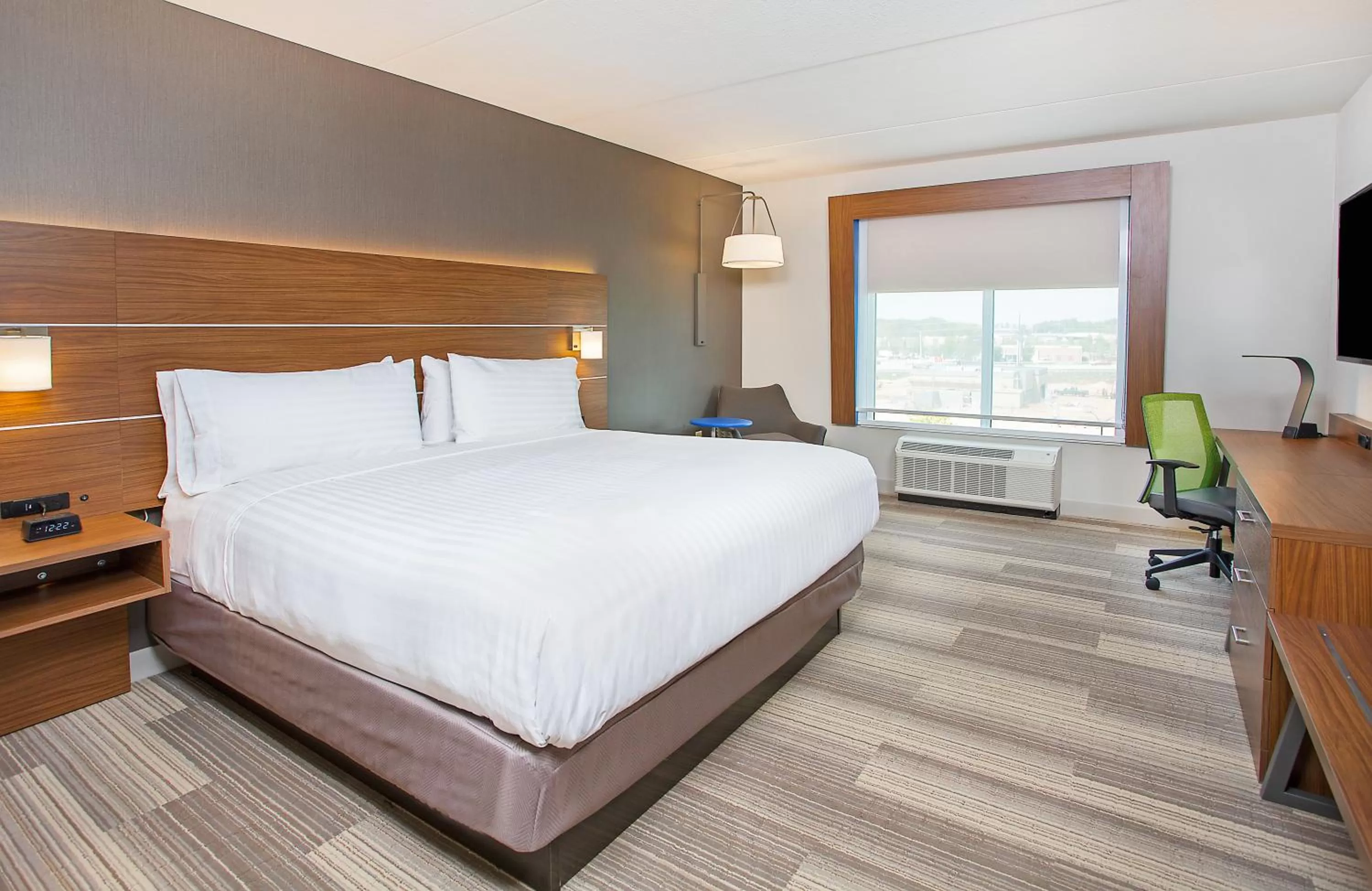 Bed in Holiday Inn Express & Suites Covington by IHG