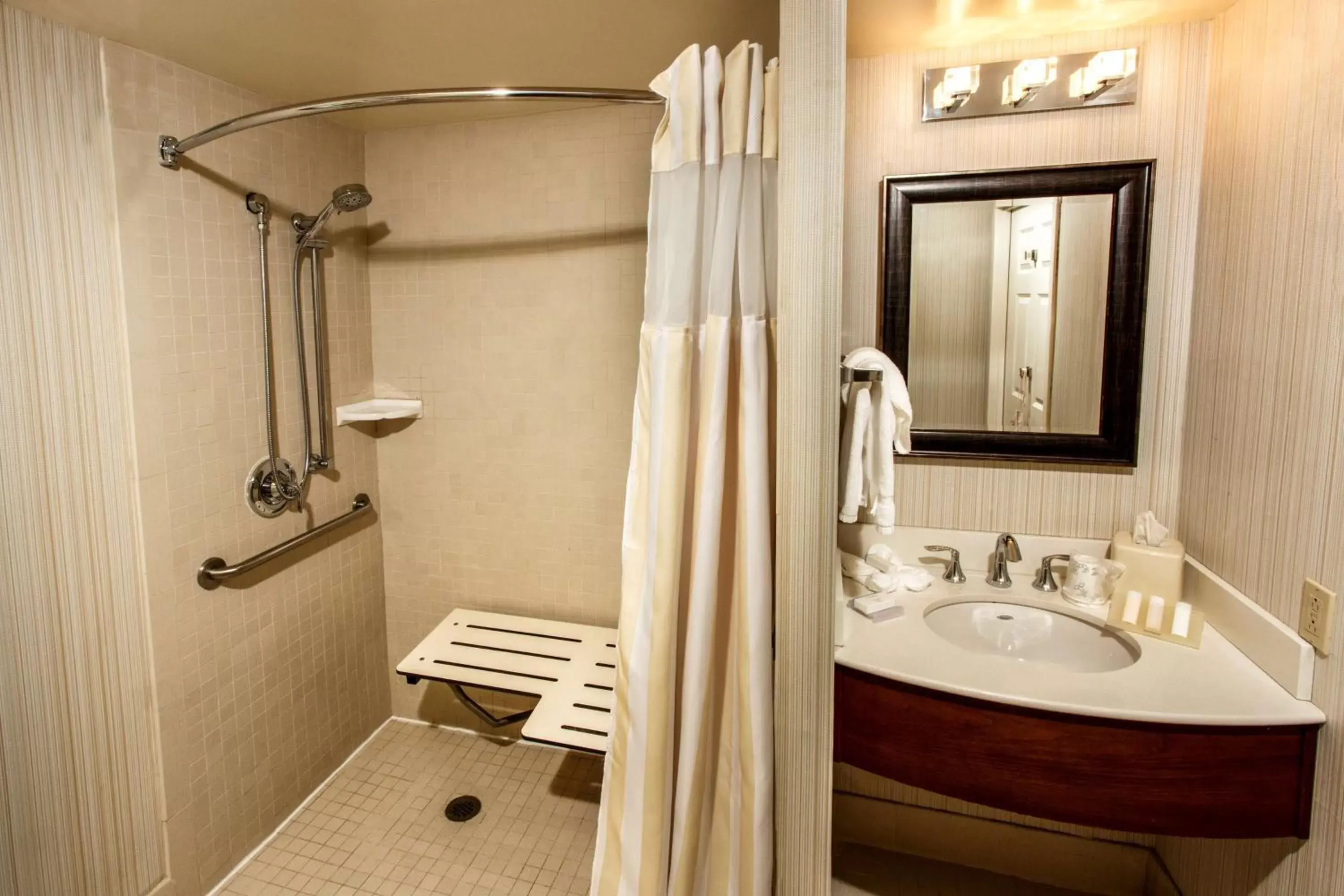 Bathroom in Hilton Garden Inn New York/Staten Island