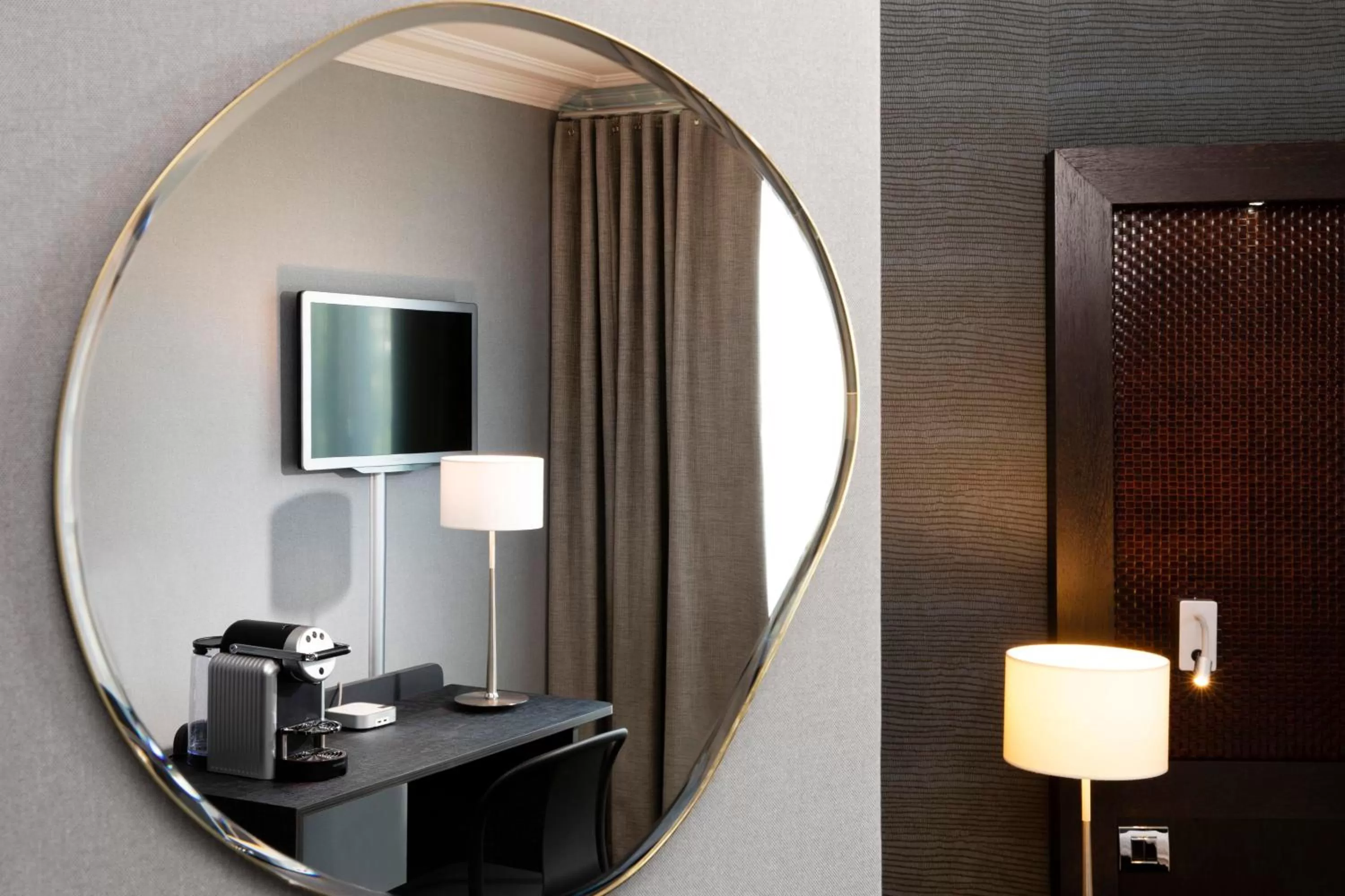 TV and multimedia in Hôtel Elysées Régencia