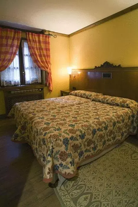 Photo of the whole room, Bed in Hotel Hospital de Benasque