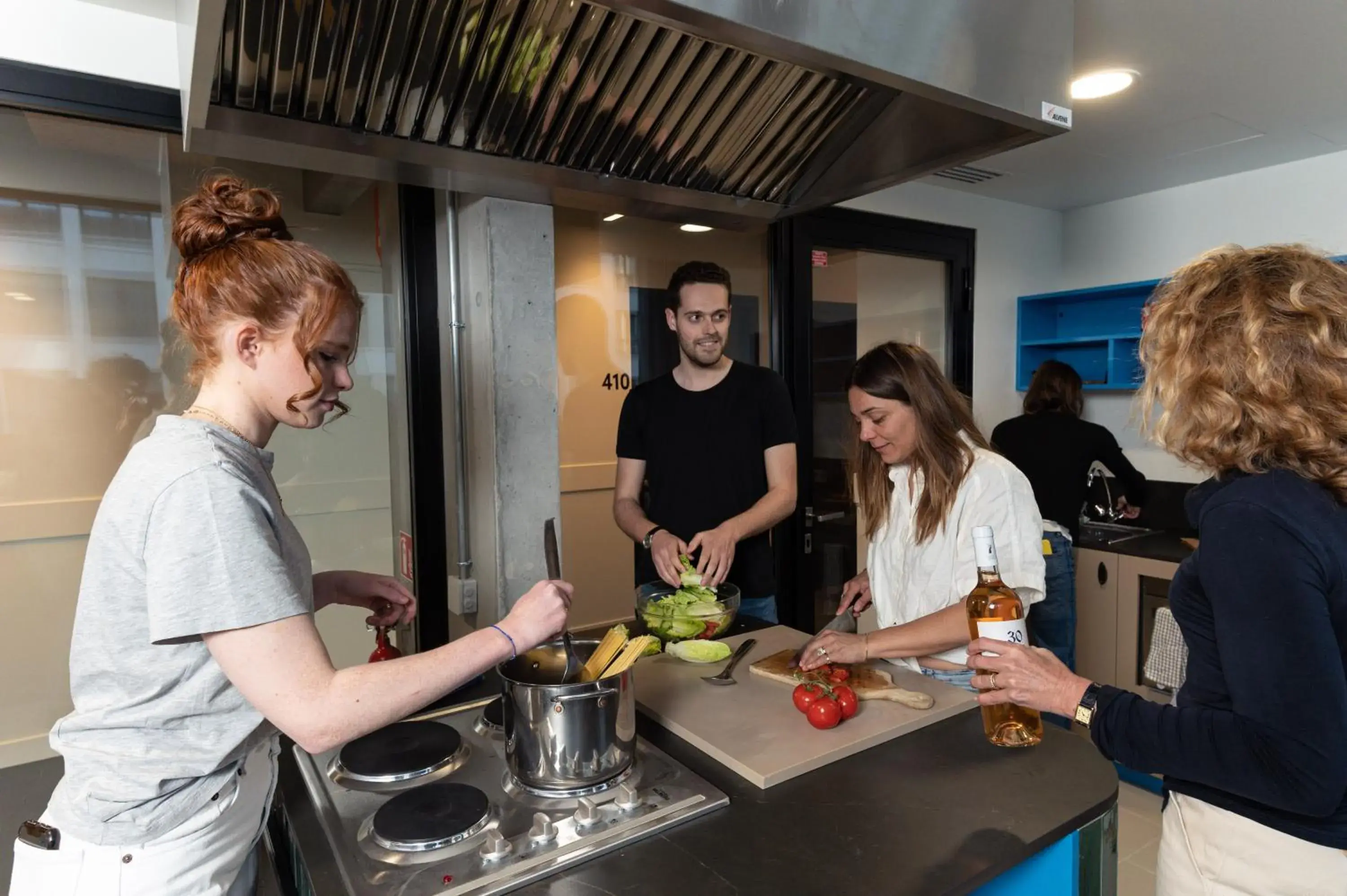Kitchen or kitchenette in The People - Paris Marais