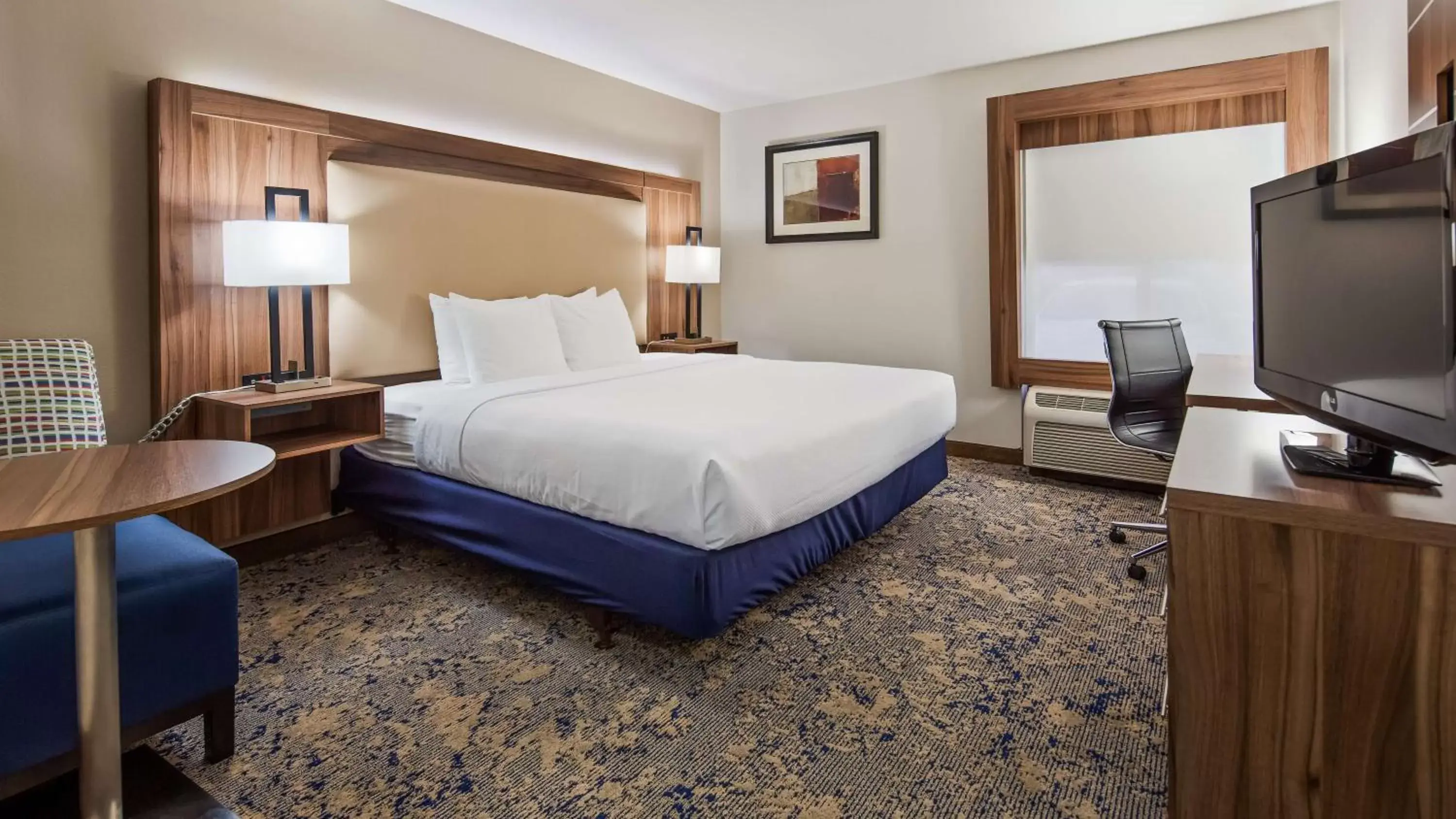 Photo of the whole room, Bed in Best Western Plus Kansas City Airport - KCI East