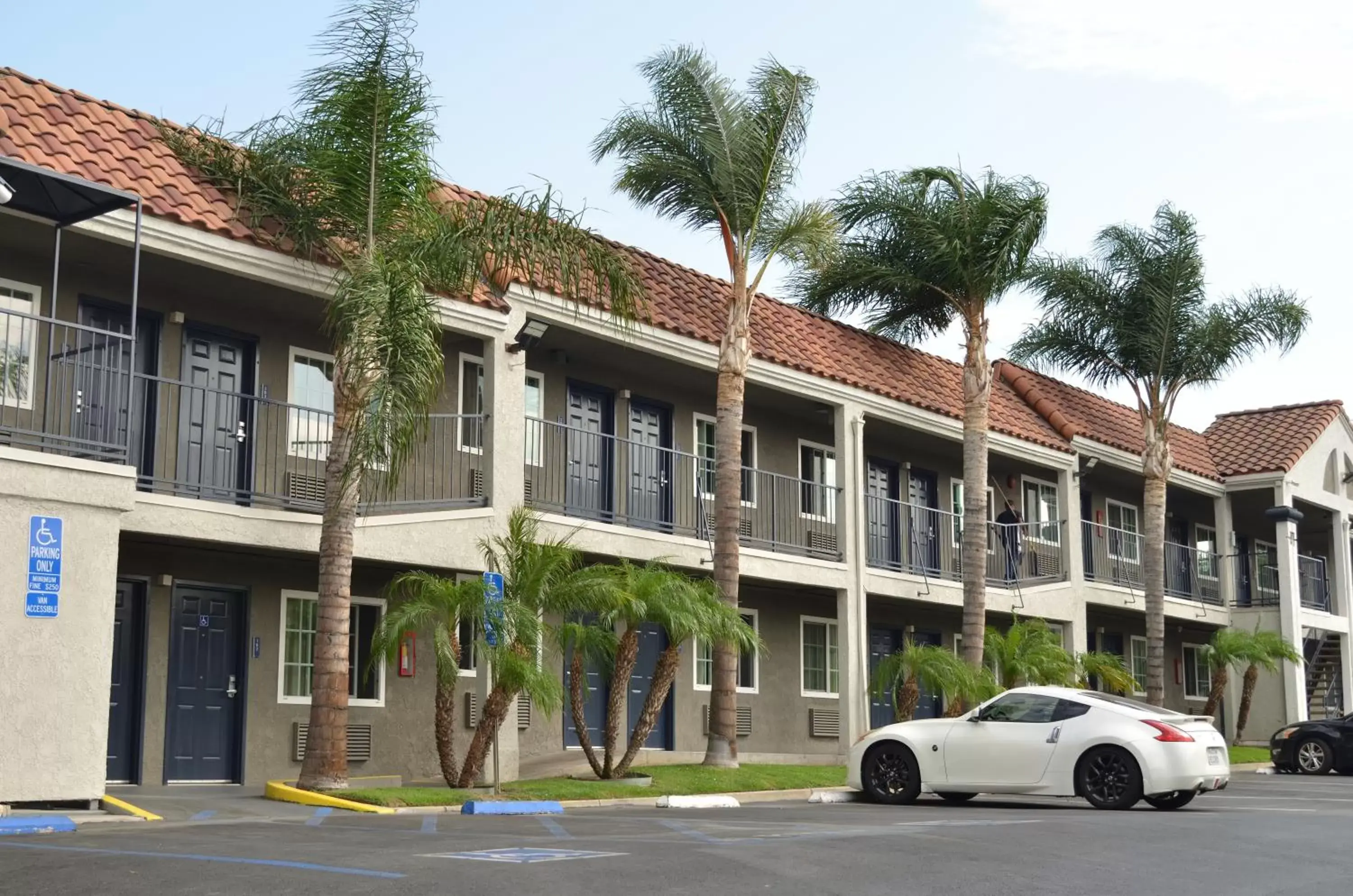 Property building in Welcome Inn Corona Property building in Welcome Inn Corona