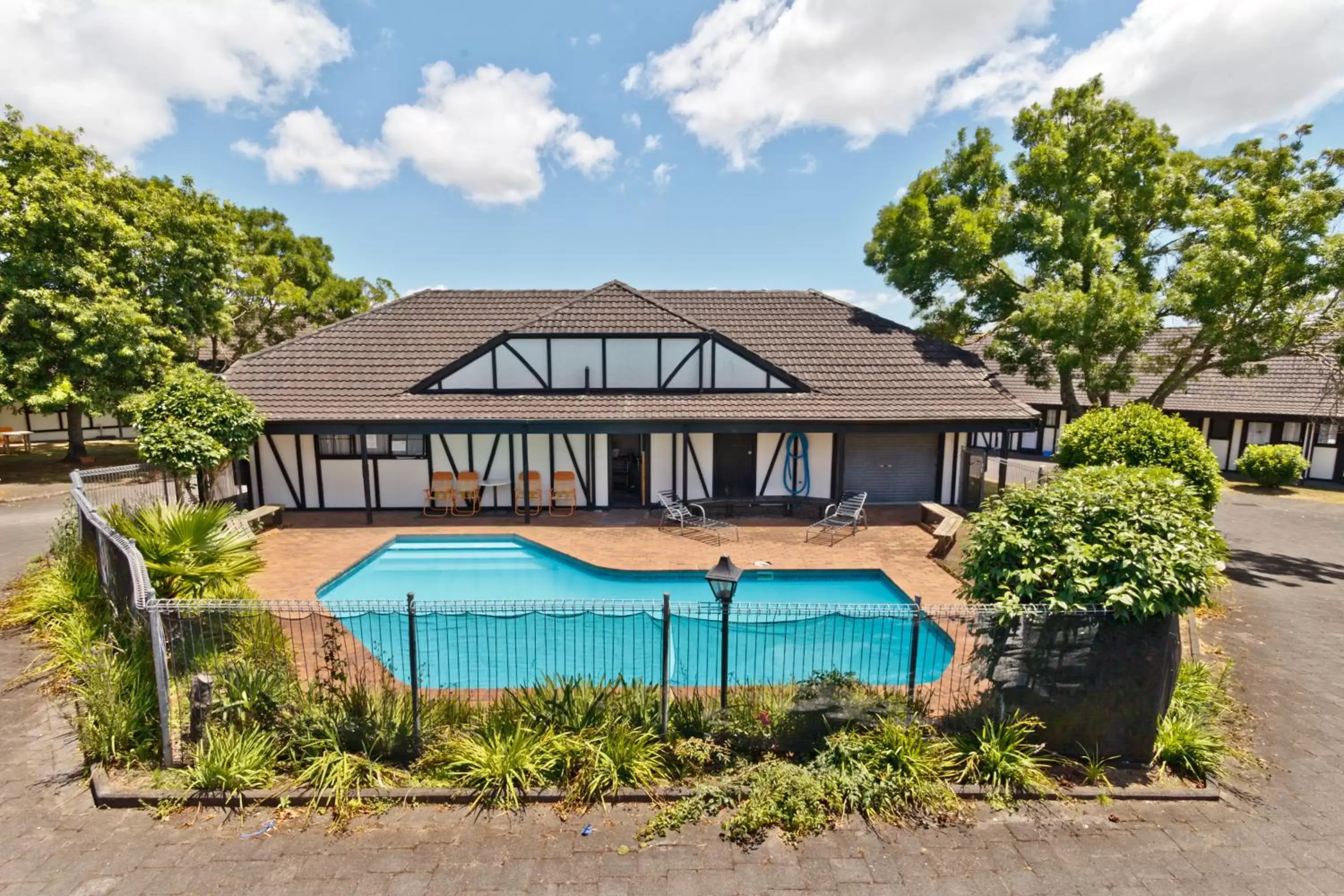 Swimming Pool in Oakwood Manor Motor Lodge