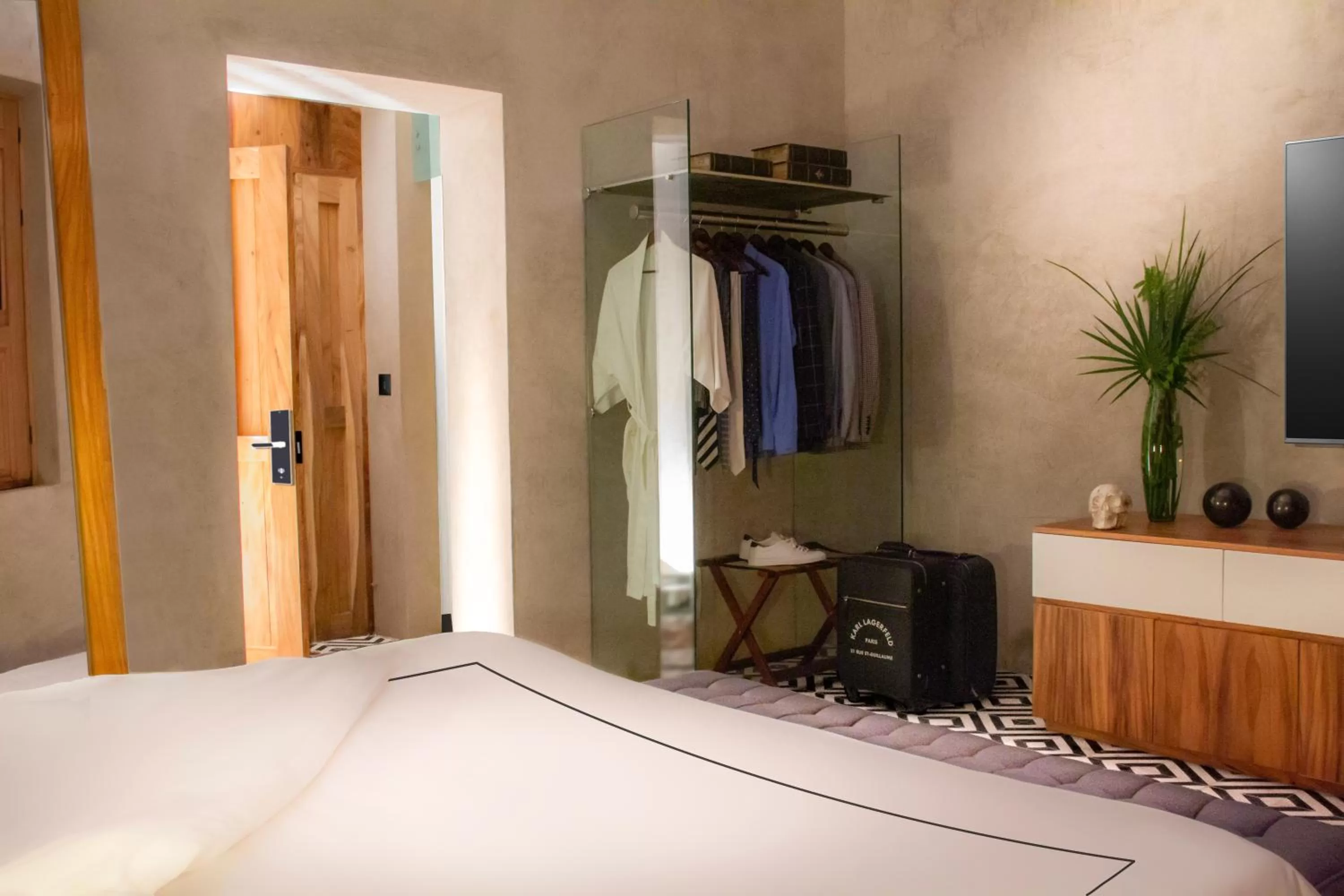 Photo of the whole room, Bed in Diez Diez Collection