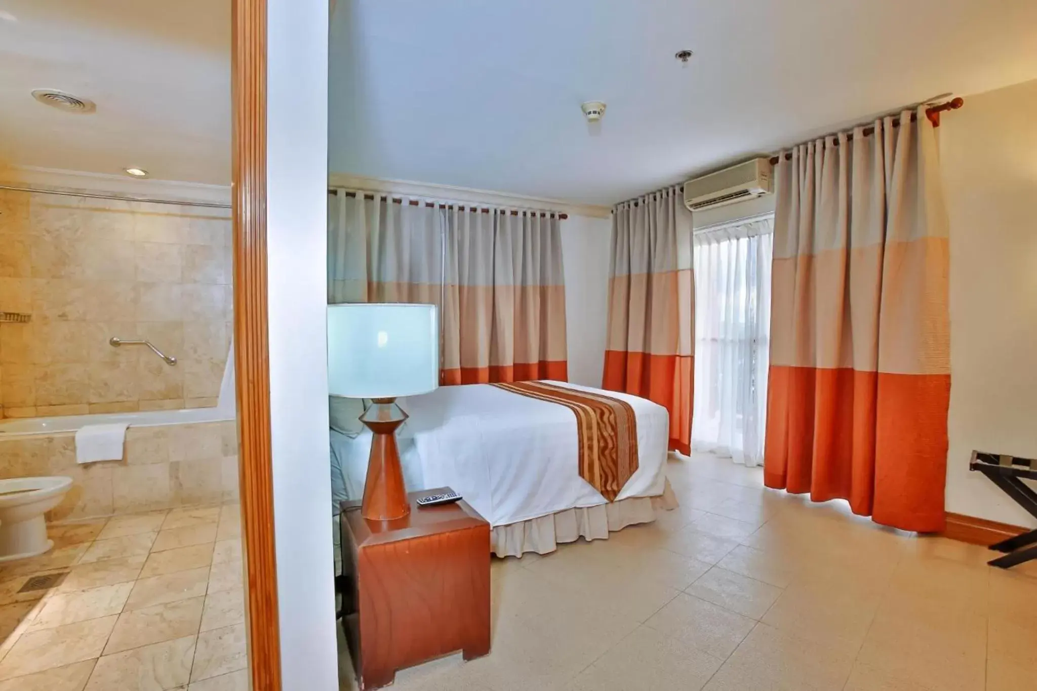 Bathroom, Bed in Crown Regency Suites Mactan