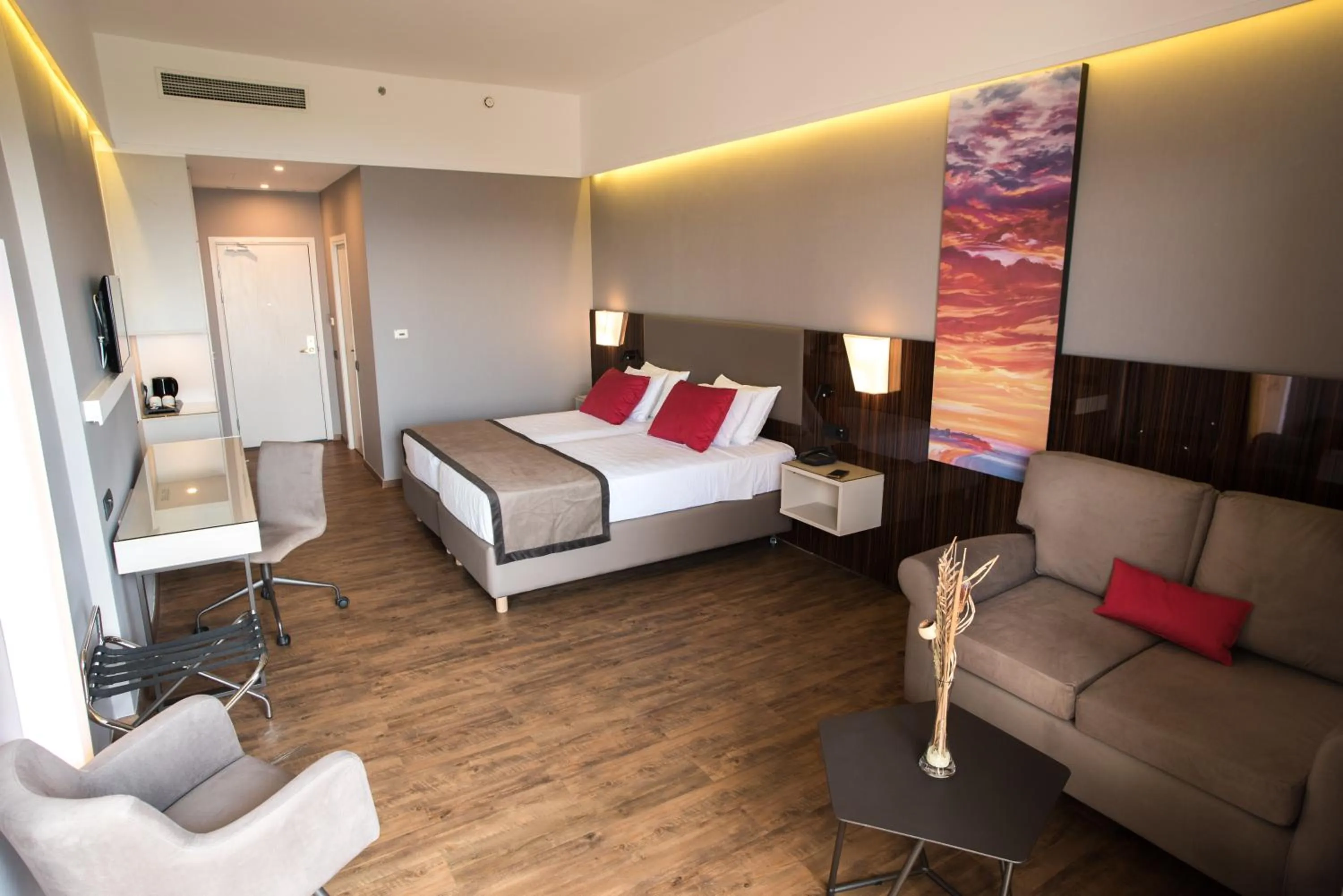 Photo of the whole room, Bed in Ramada Plaza by Wyndham Thraki