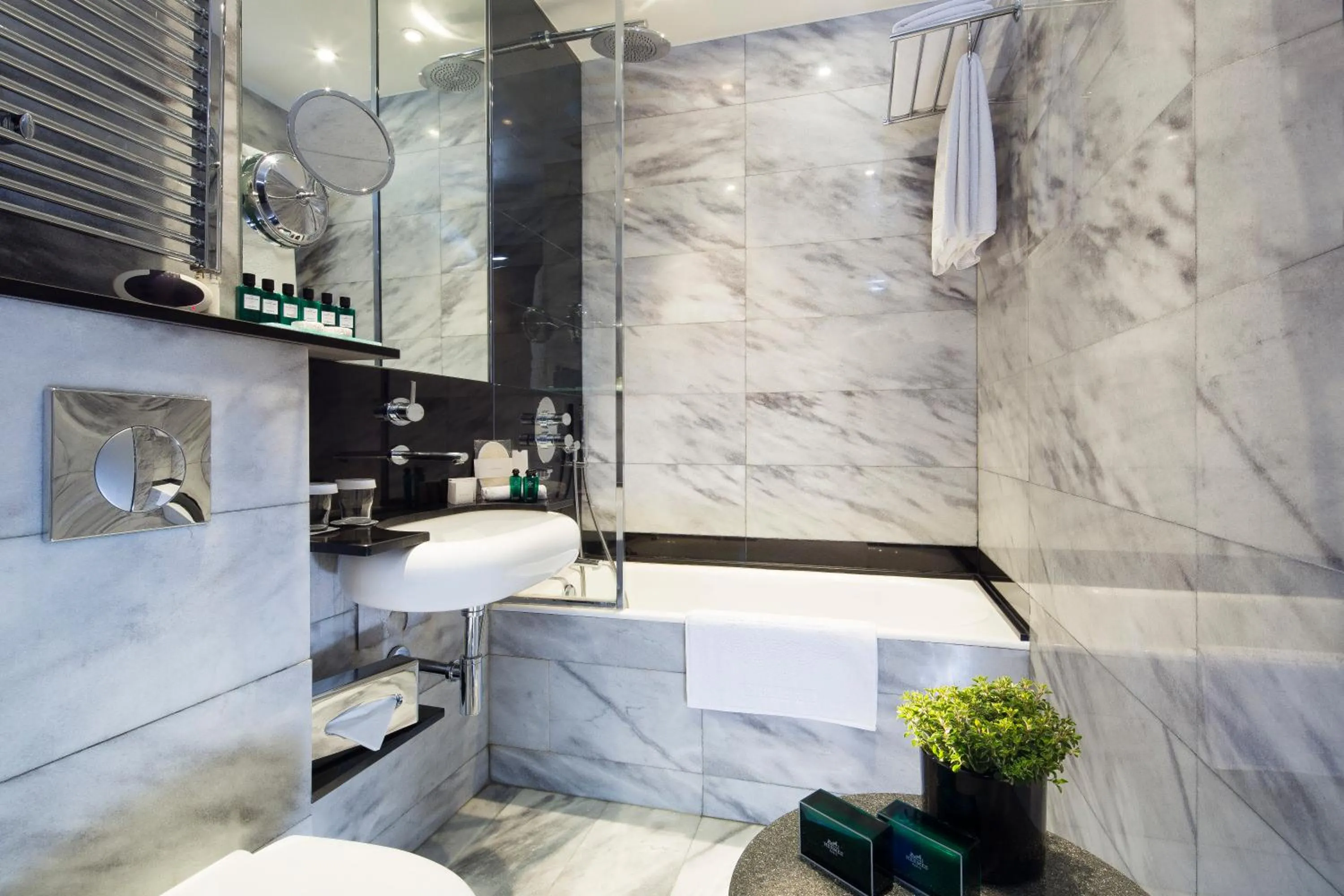 Photo of the whole room in Hotel Lumen Paris Louvre