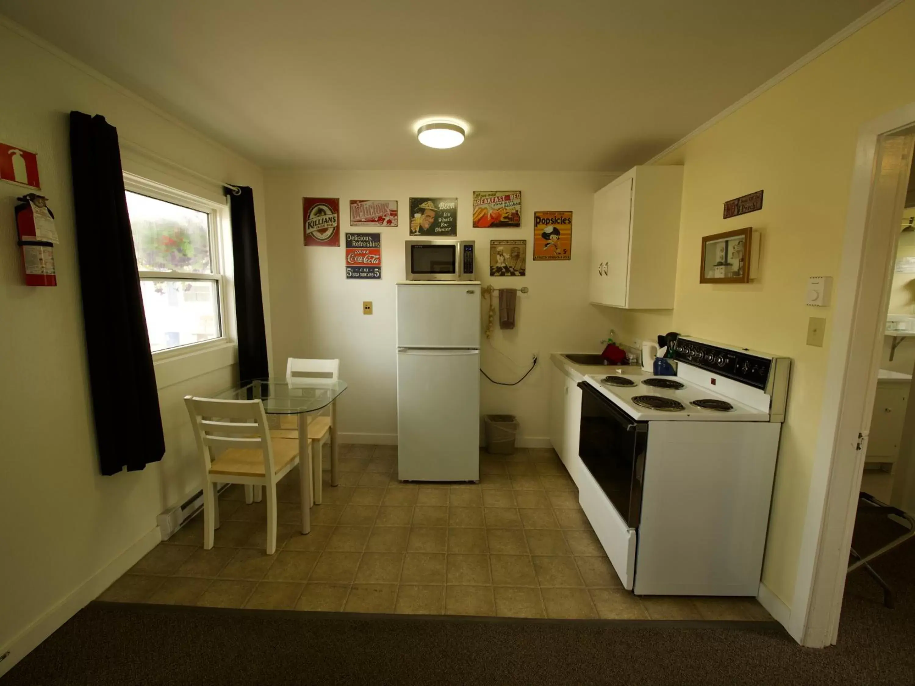 Kitchen/Kitchenette in Creston Valley Motel