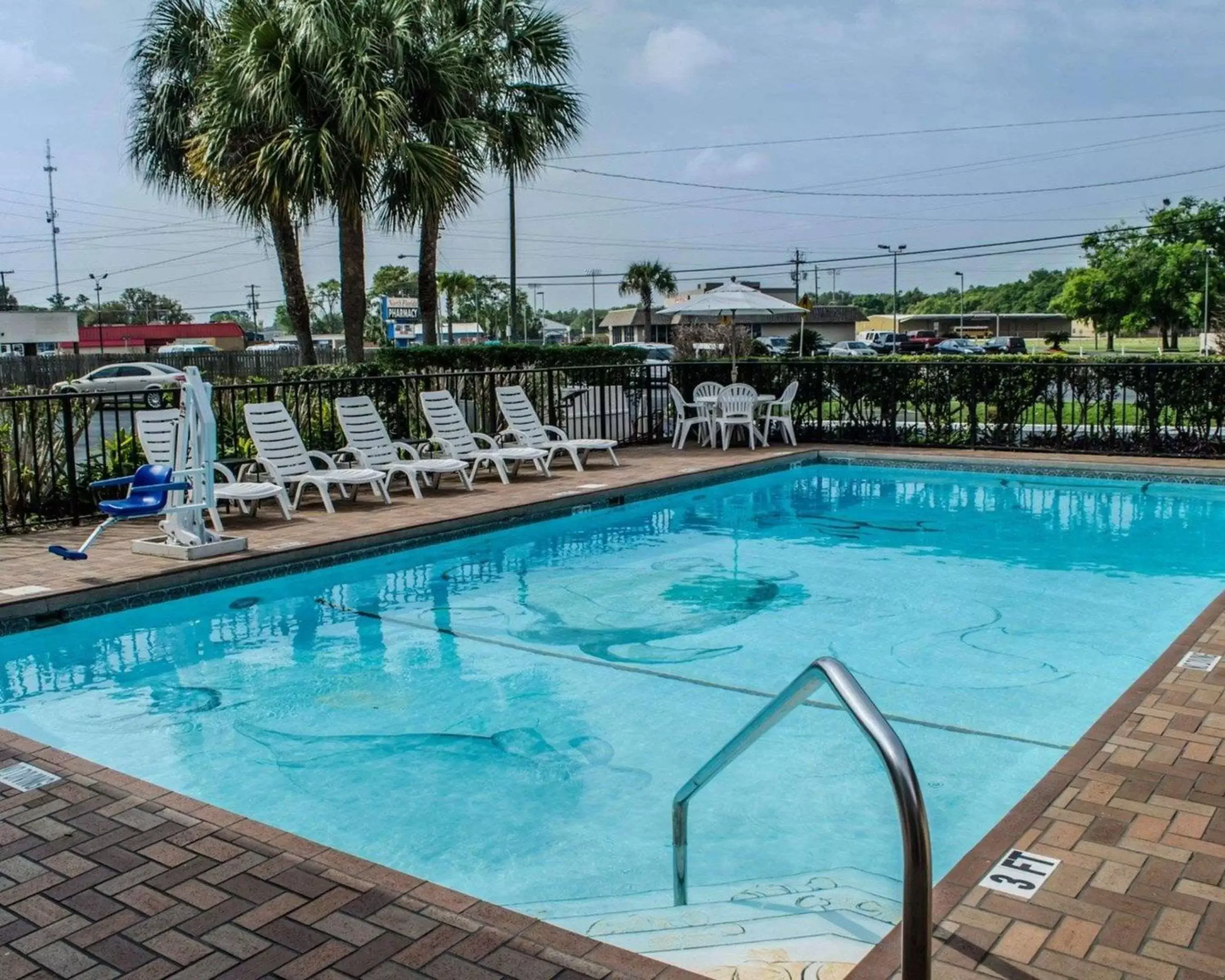 On site, Swimming Pool in Quality Inn near Manatee Springs State Park