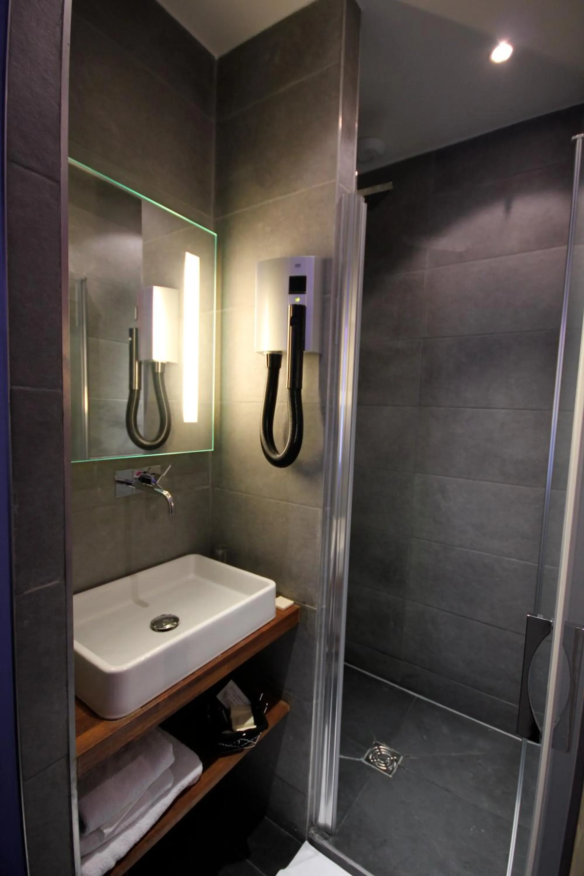 Bathroom in Hôtel Lumières Montmartre Paris