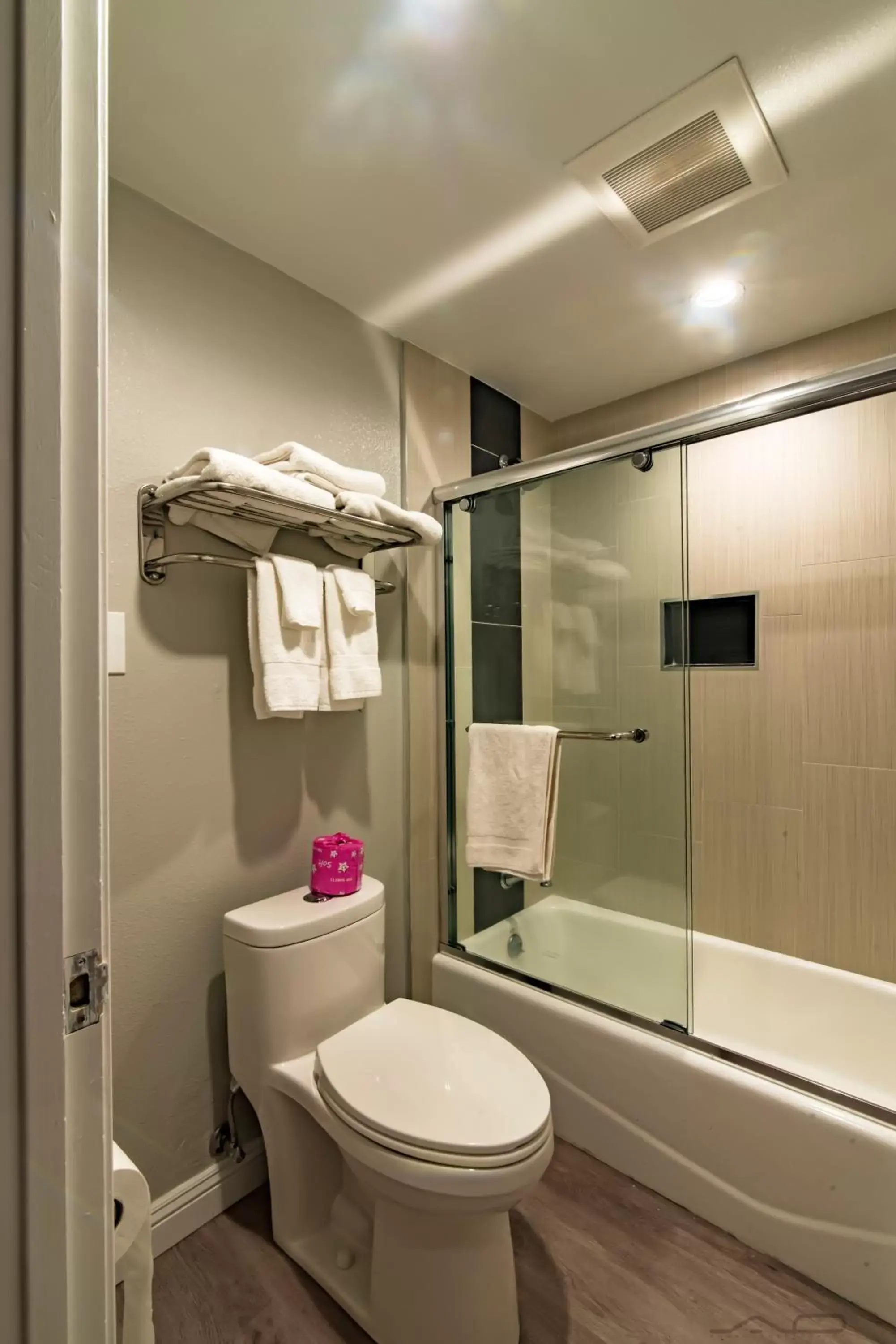 Shower, Bathroom in The SeaScape Inn